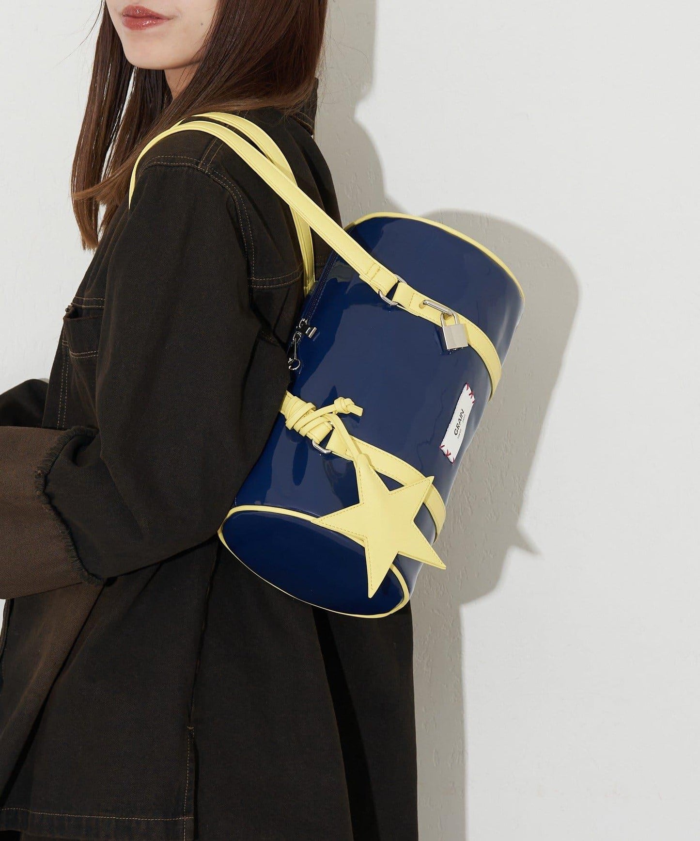 【GRAIN/グレイン】帶星形掛飾漆皮圓筒波士頓包