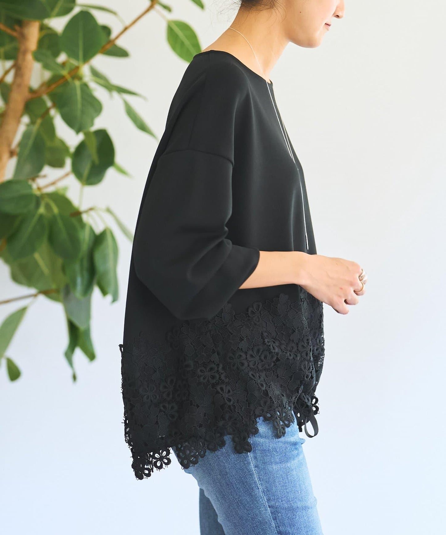 紙箱布拼接蕾絲下襬套頭衫