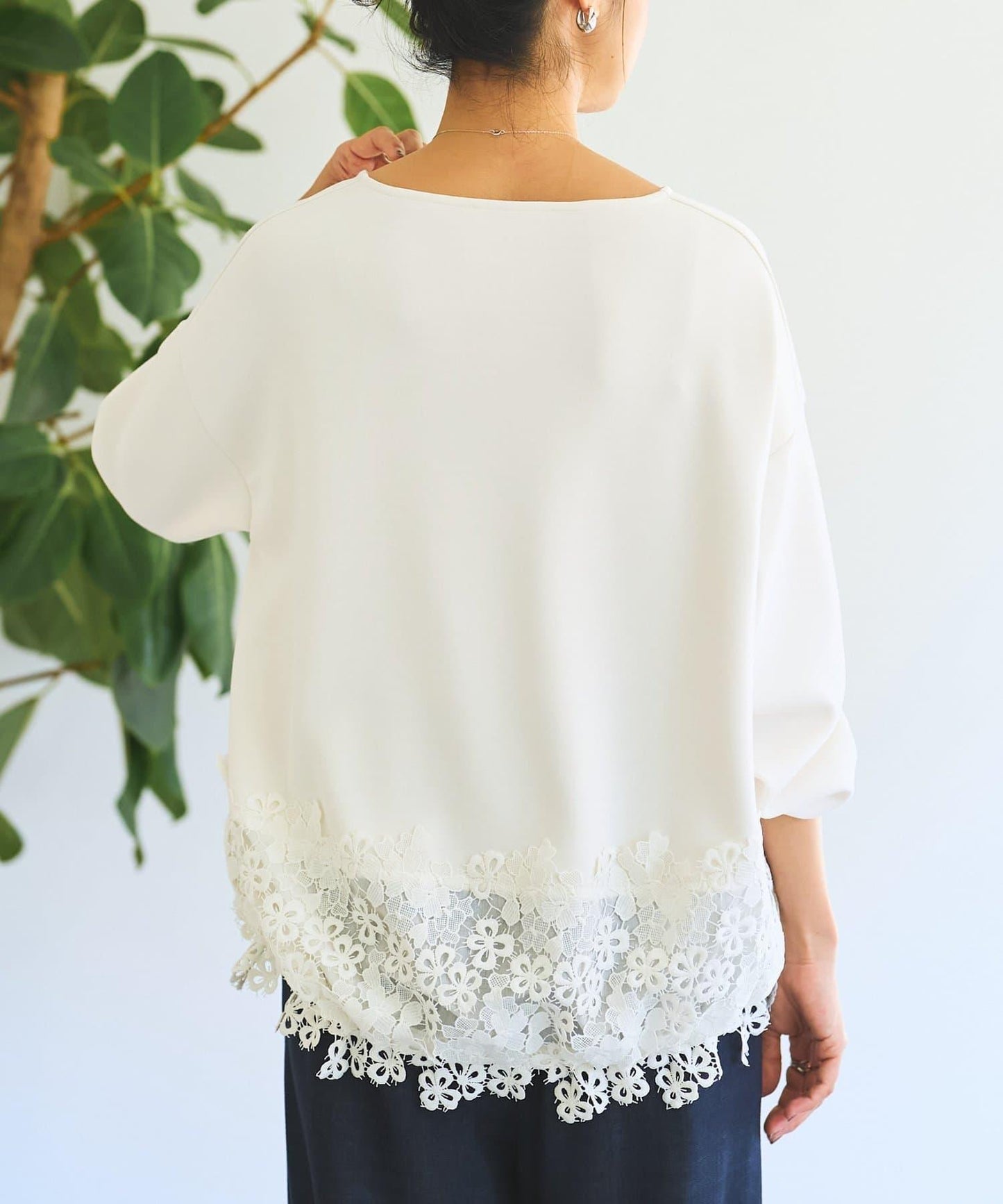 紙箱布拼接蕾絲下襬套頭衫