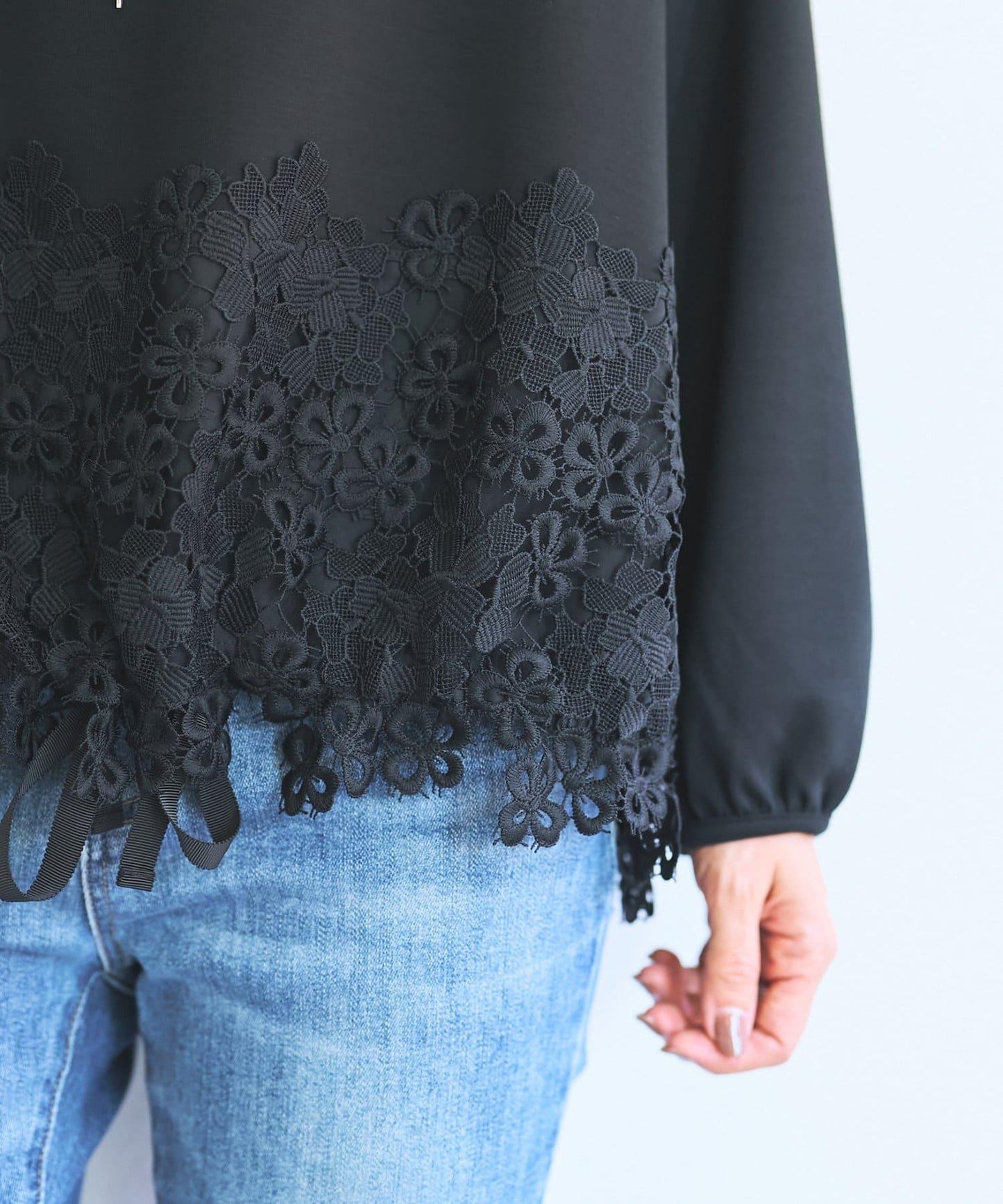 紙箱布拼接蕾絲下襬套頭衫