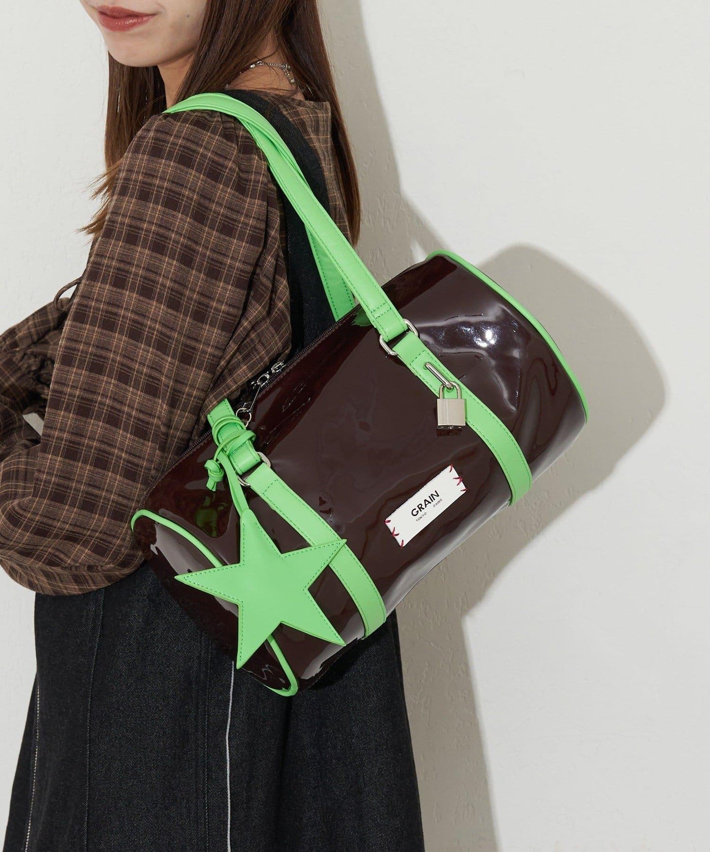 【GRAIN/グレイン】帶星形掛飾漆皮圓筒波士頓包