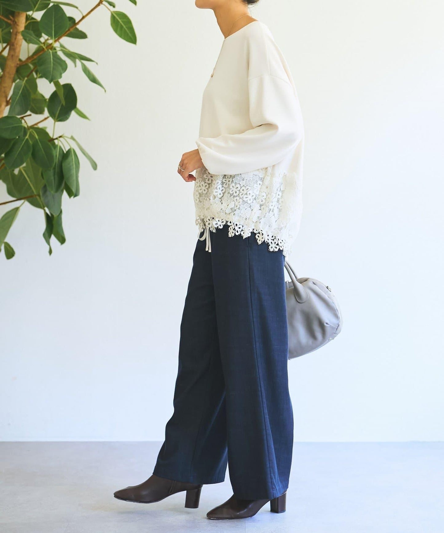 紙箱布拼接蕾絲下襬套頭衫