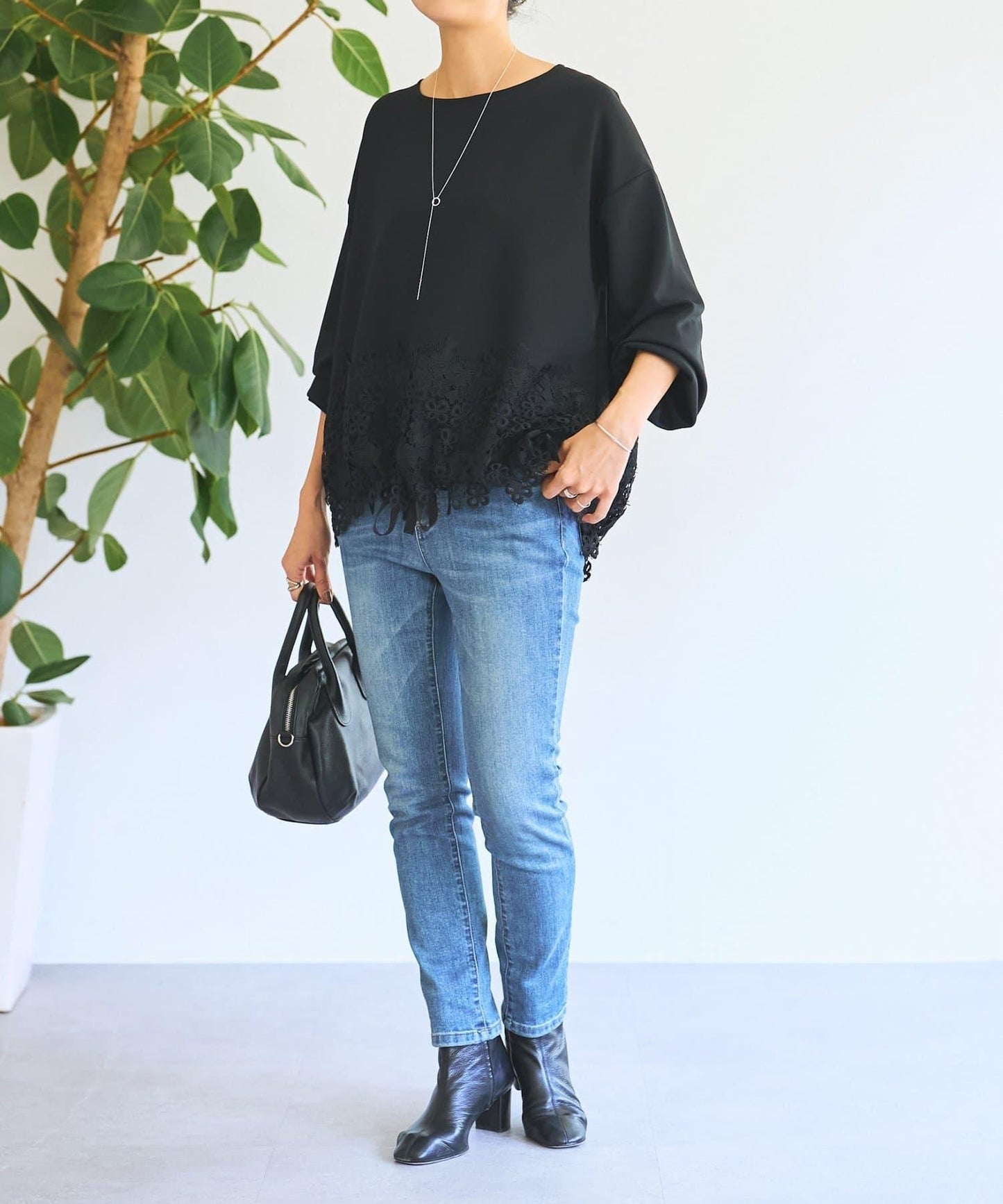 紙箱布拼接蕾絲下襬套頭衫