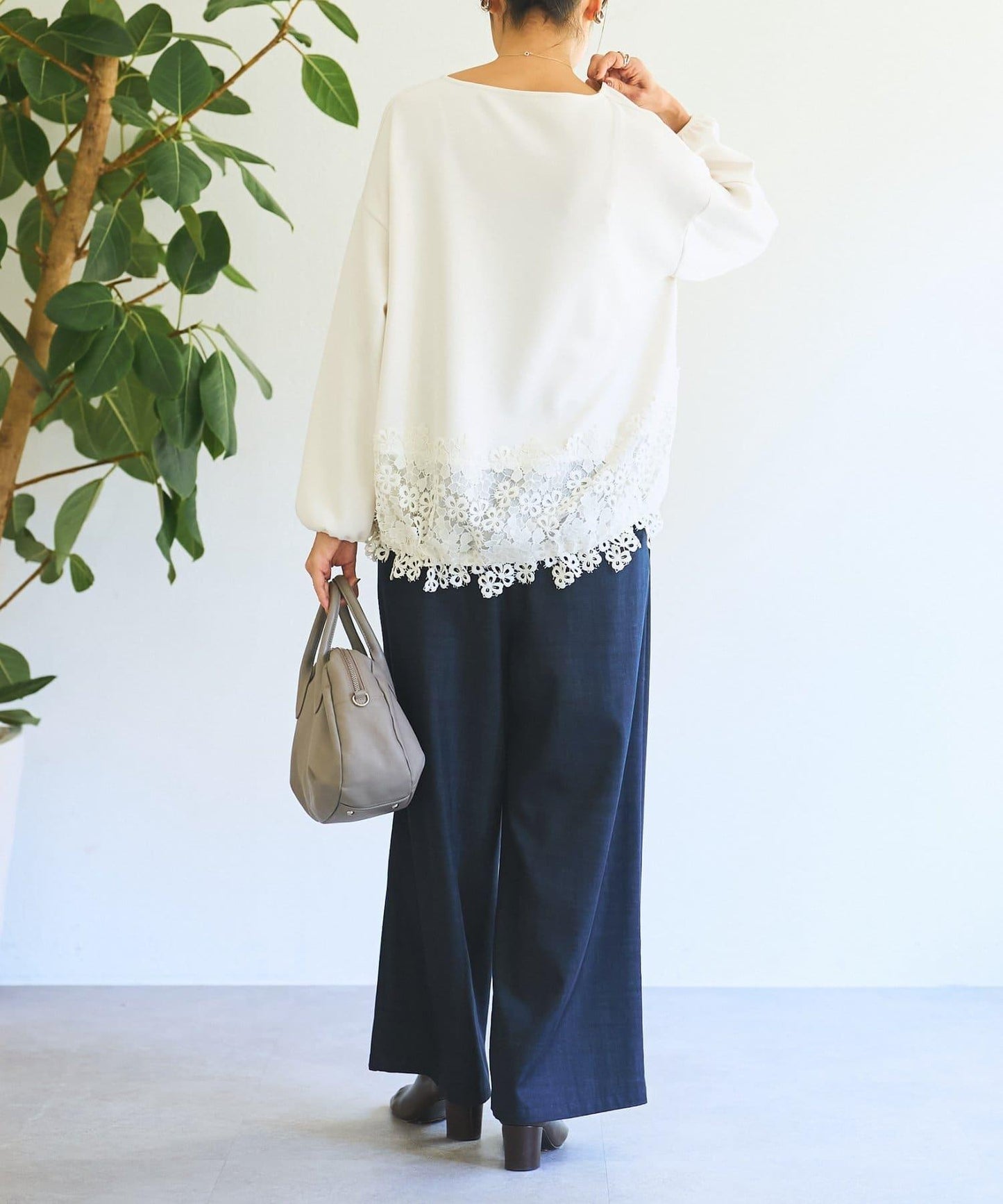 紙箱布拼接蕾絲下襬套頭衫