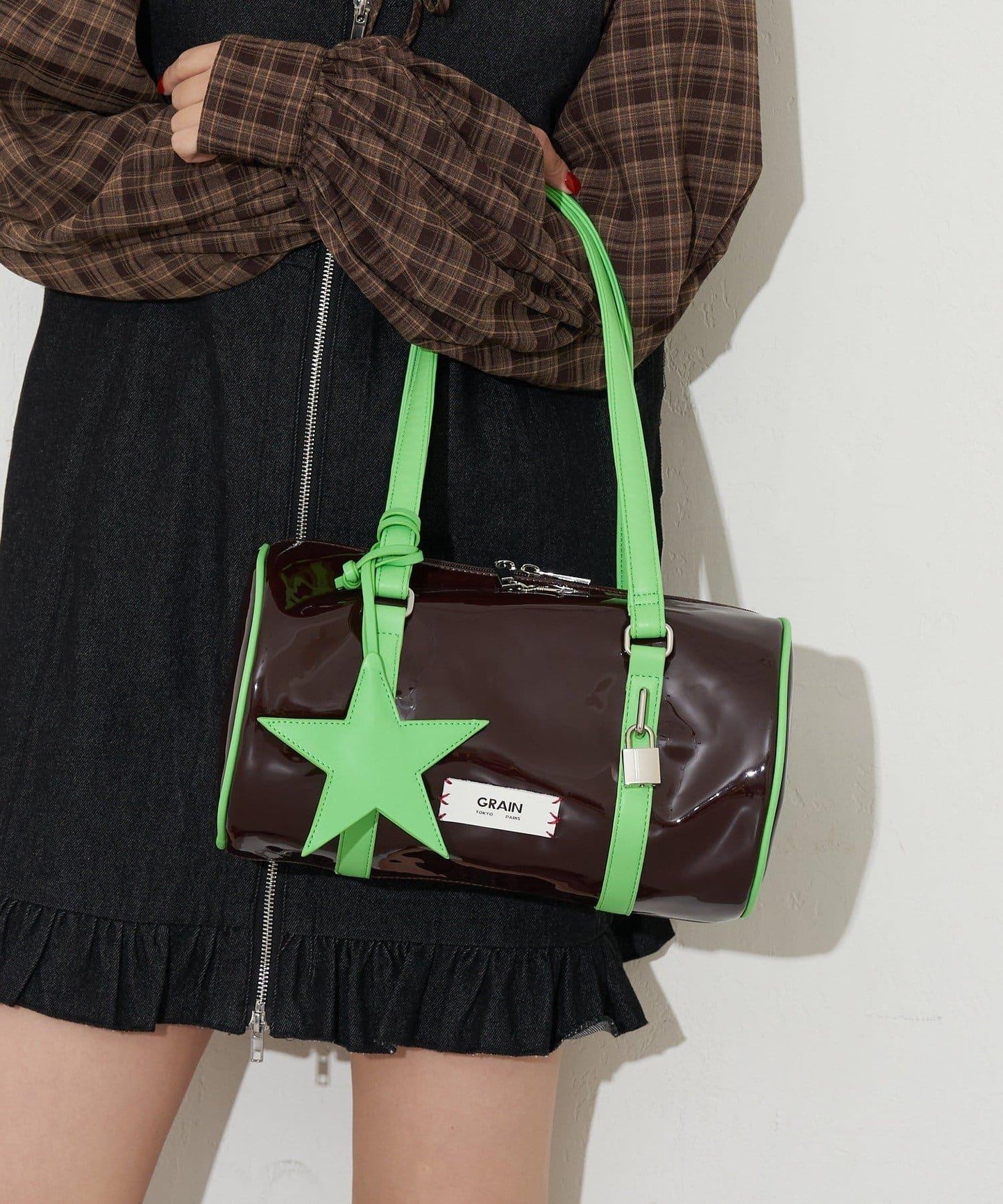 【GRAIN/グレイン】帶星形掛飾漆皮圓筒波士頓包