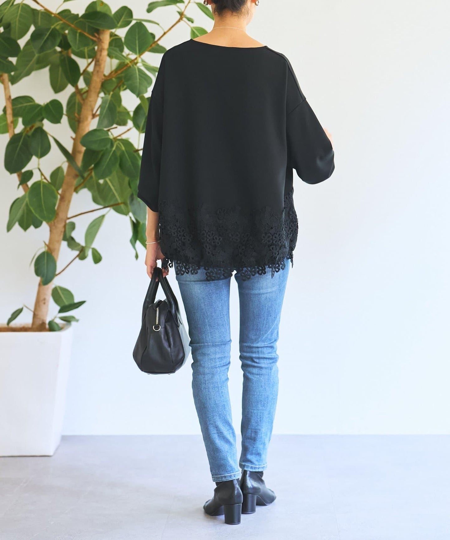 紙箱布拼接蕾絲下襬套頭衫