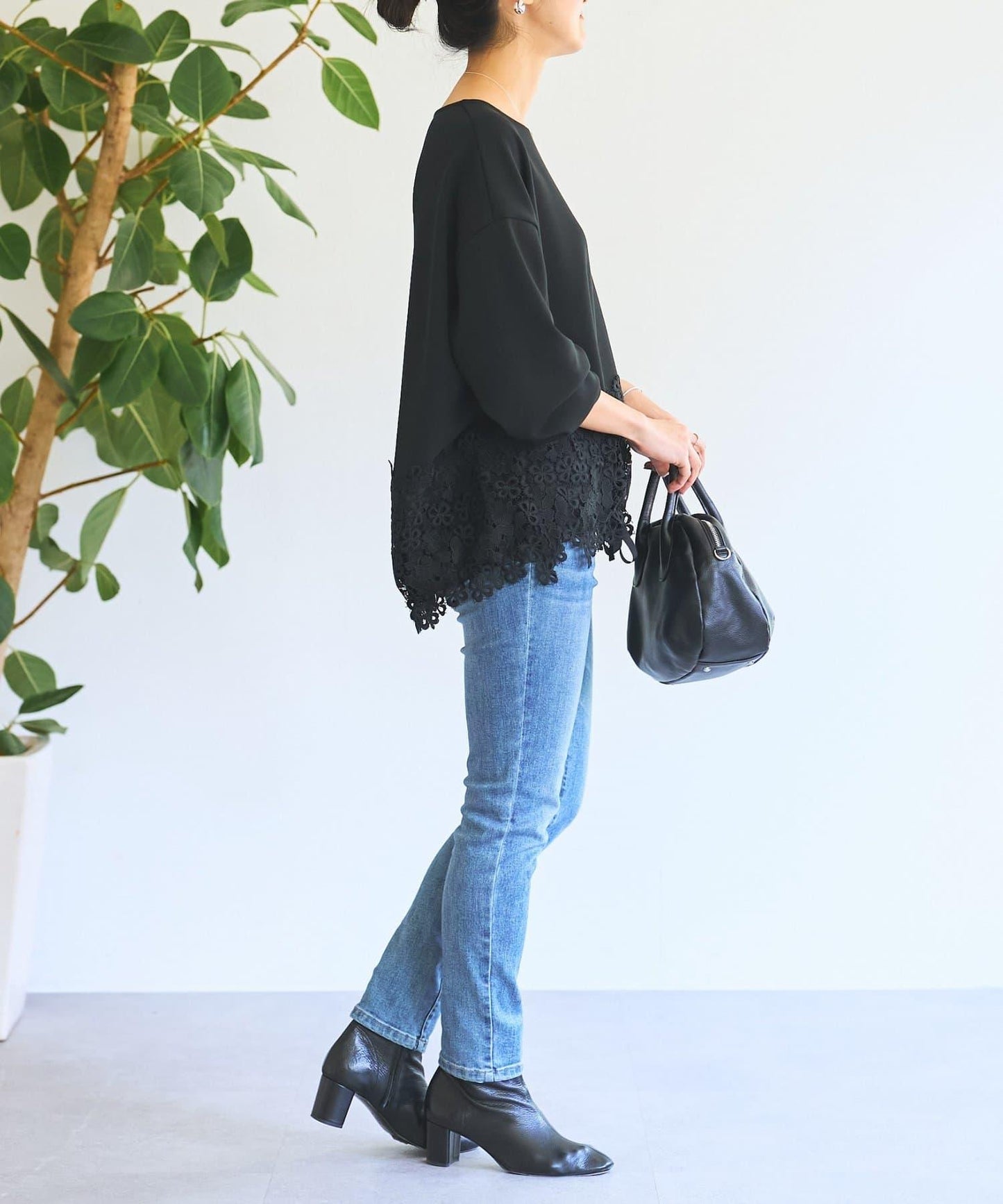 紙箱布拼接蕾絲下襬套頭衫