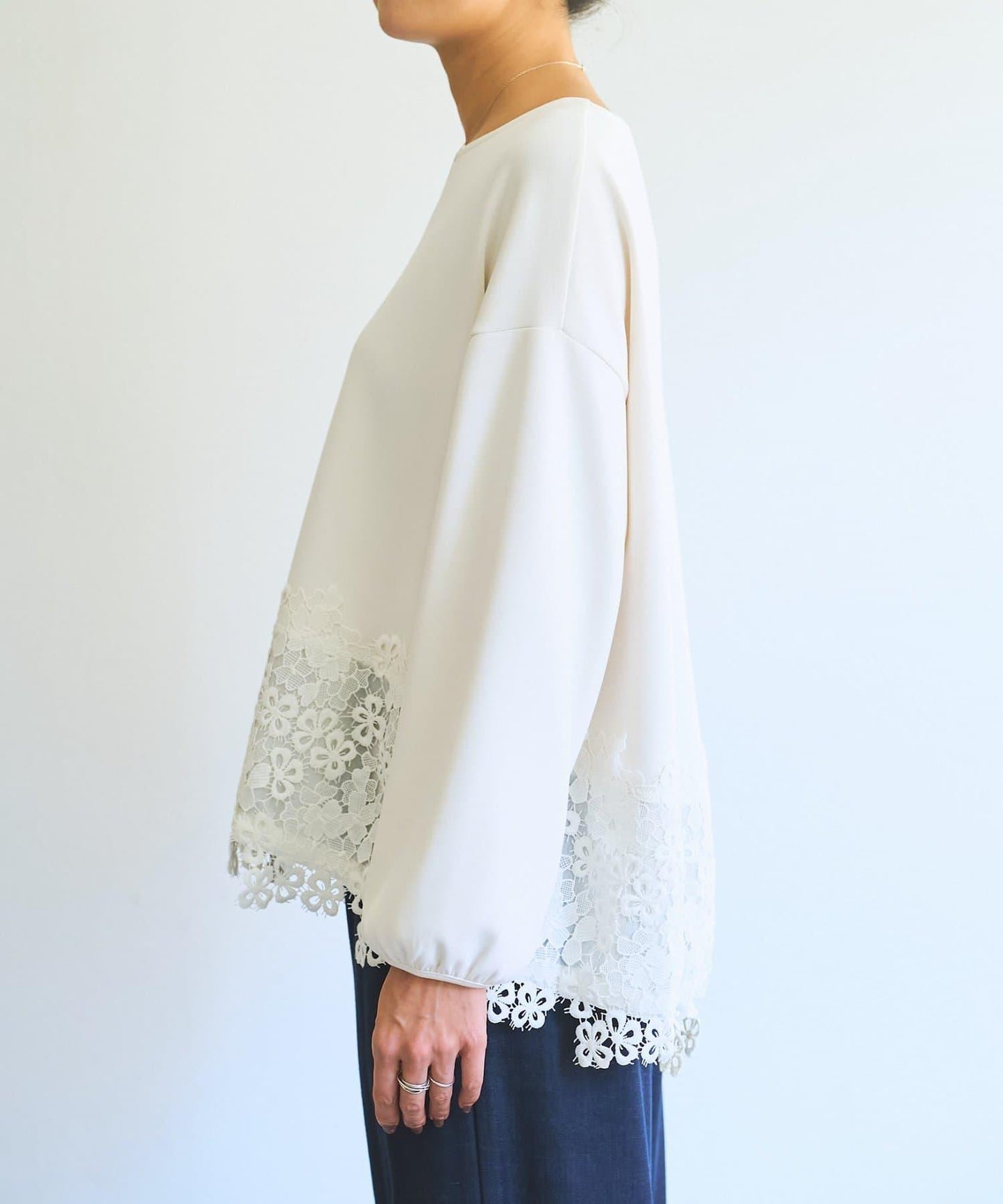 紙箱布拼接蕾絲下襬套頭衫