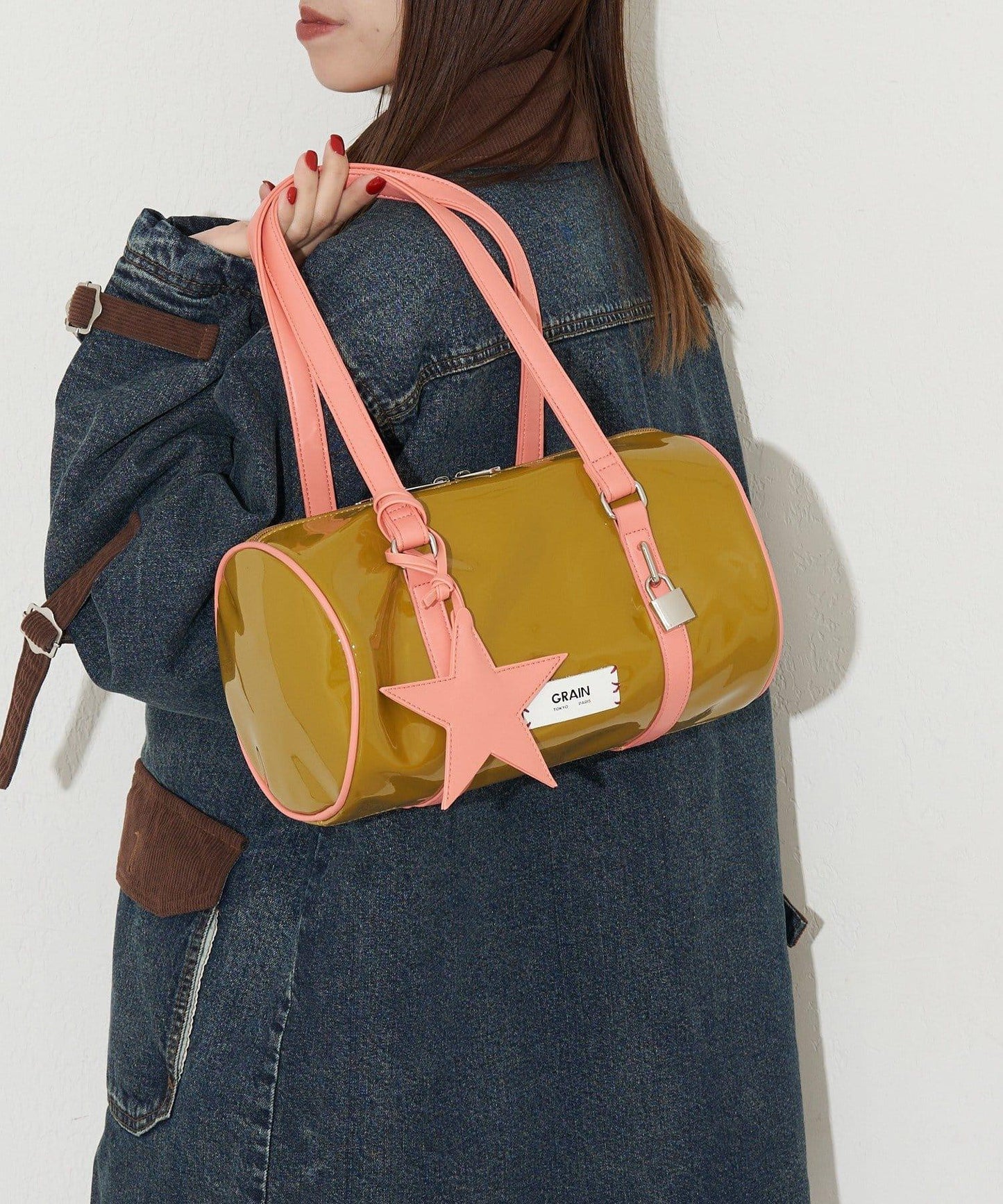 【GRAIN/グレイン】帶星形掛飾漆皮圓筒波士頓包