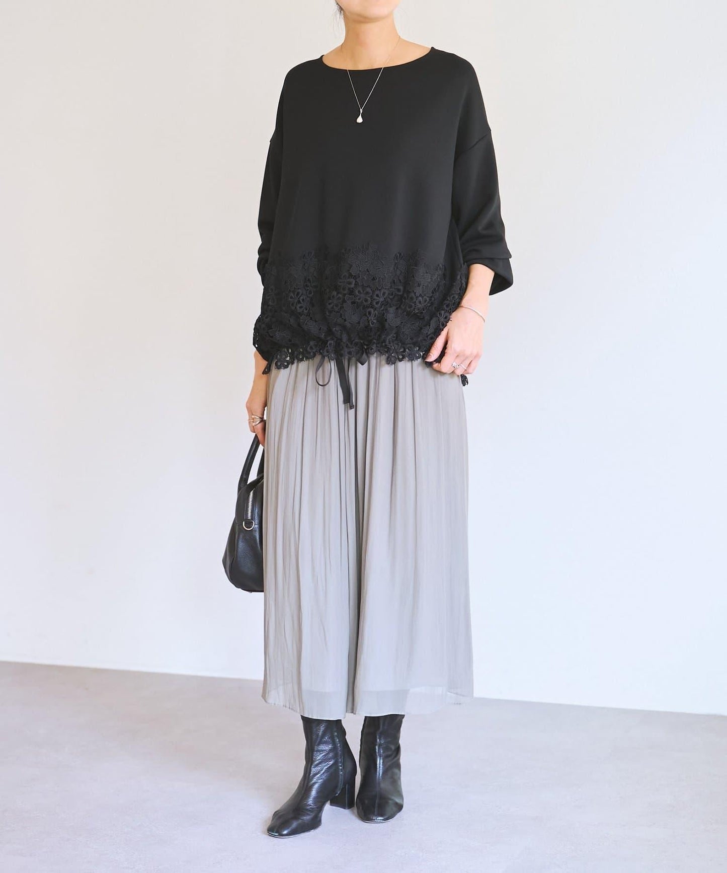 紙箱布拼接蕾絲下襬套頭衫