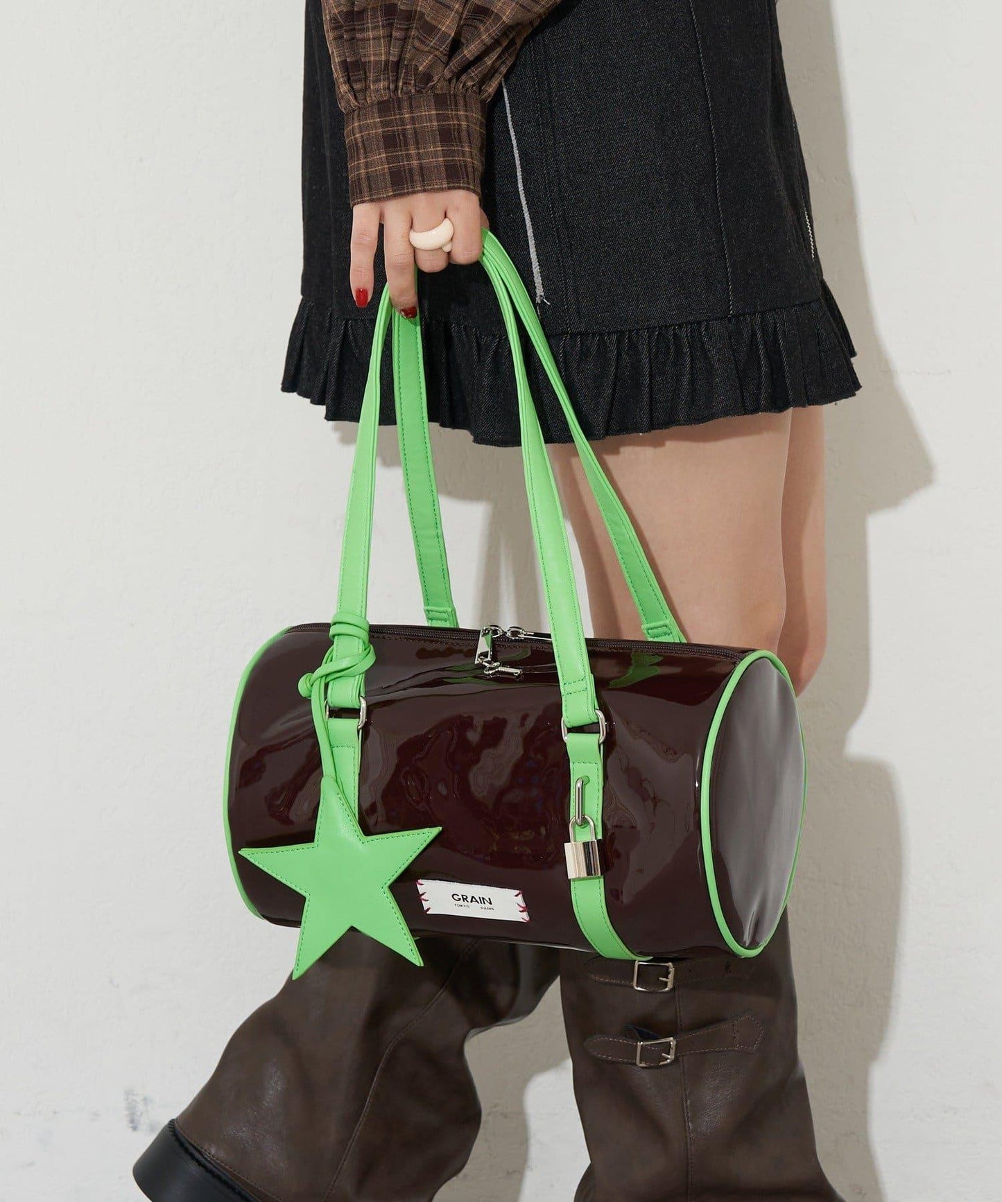 【GRAIN/グレイン】帶星形掛飾漆皮圓筒波士頓包