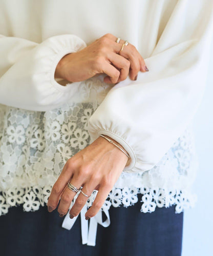 紙箱布拼接蕾絲下襬套頭衫