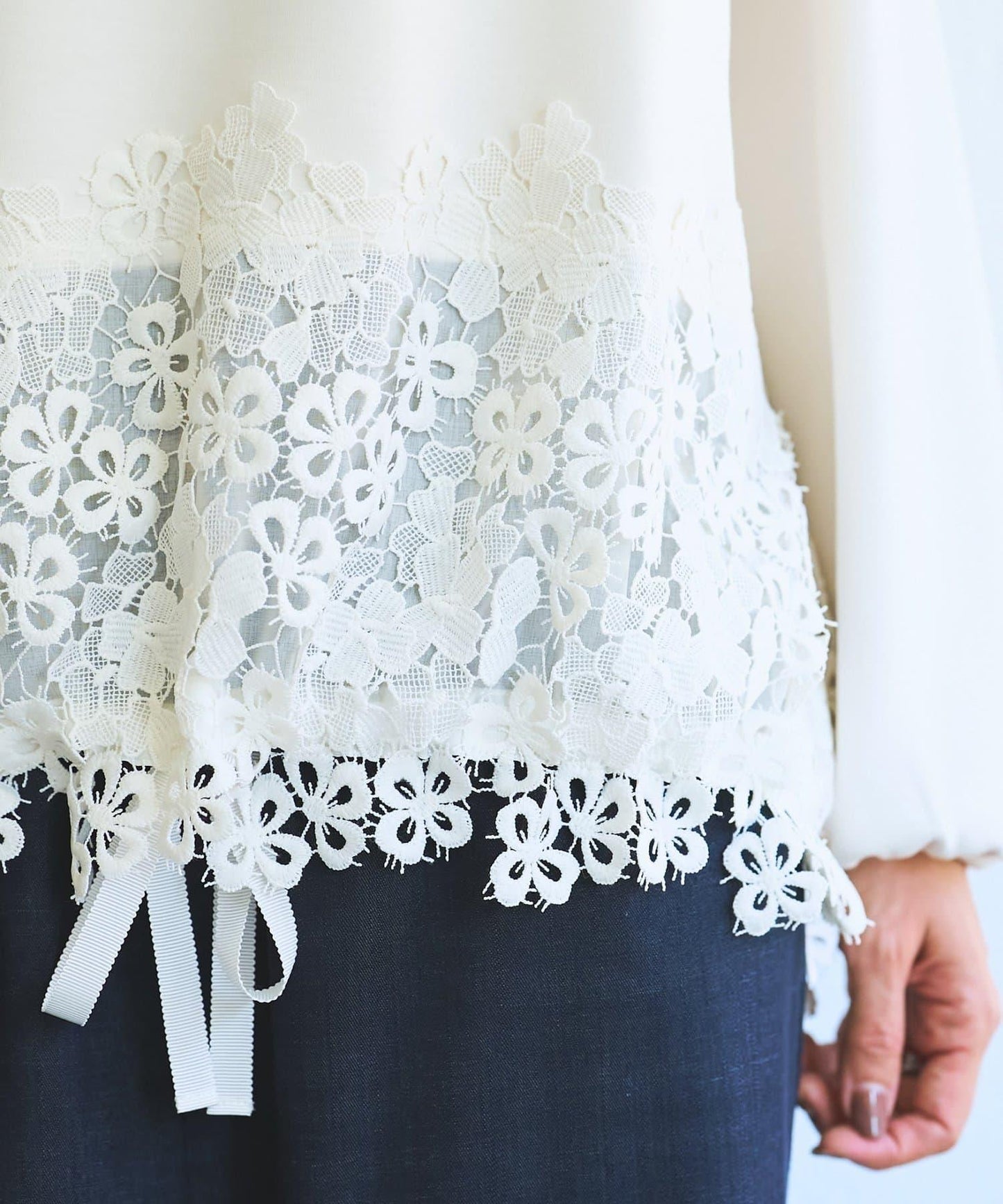 紙箱布拼接蕾絲下襬套頭衫