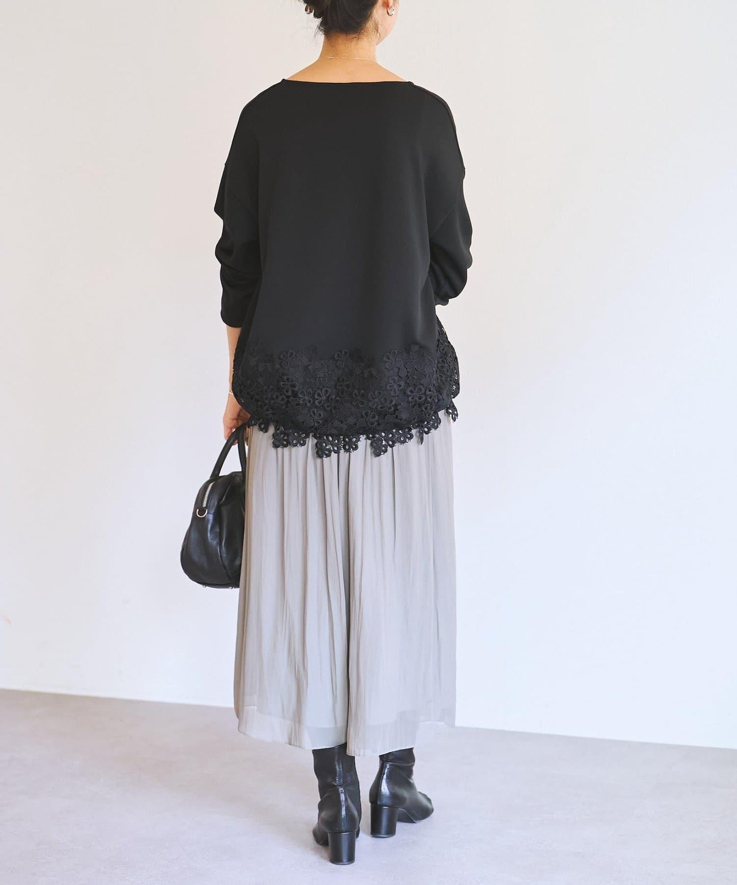 紙箱布拼接蕾絲下襬套頭衫