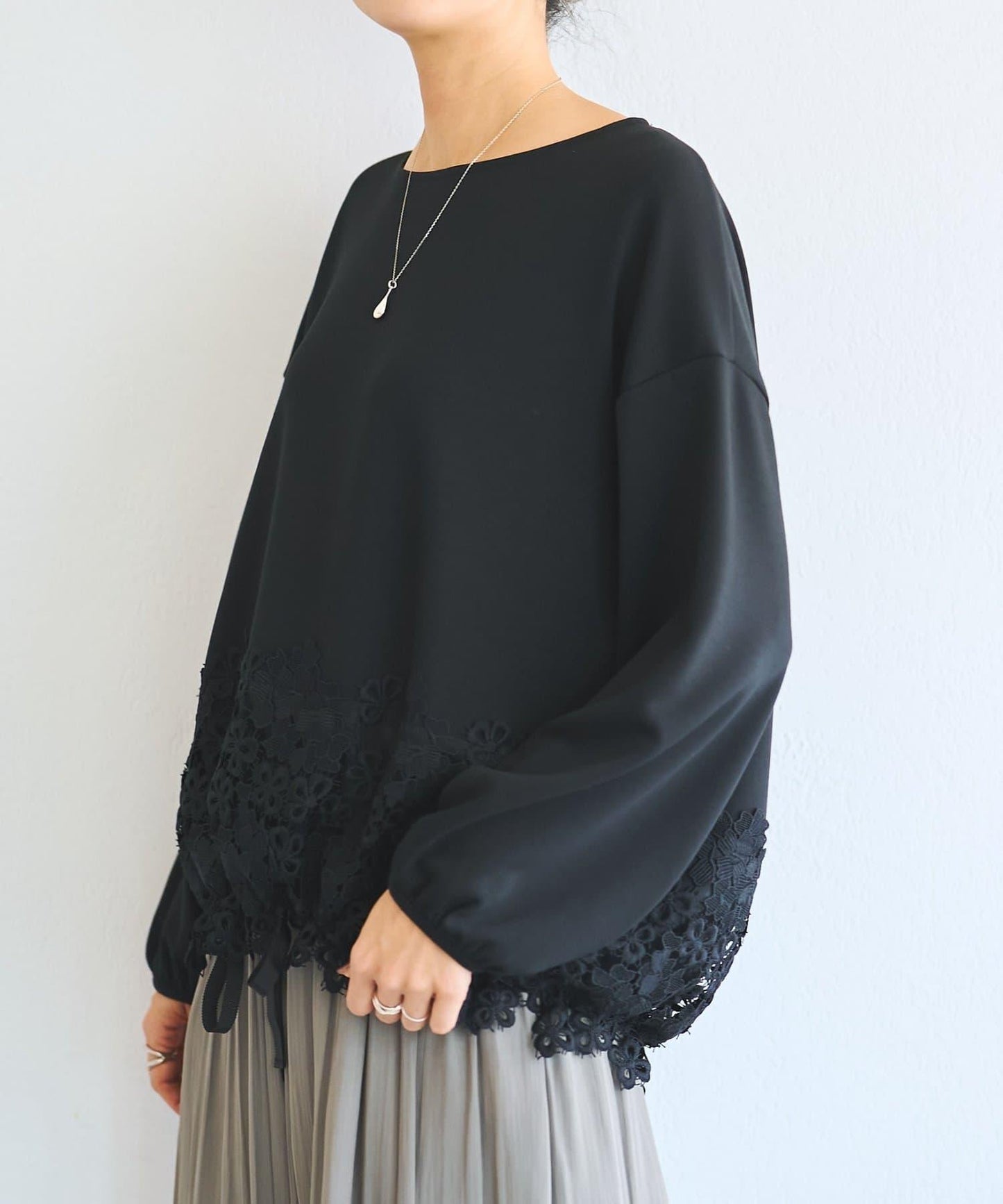 紙箱布拼接蕾絲下襬套頭衫