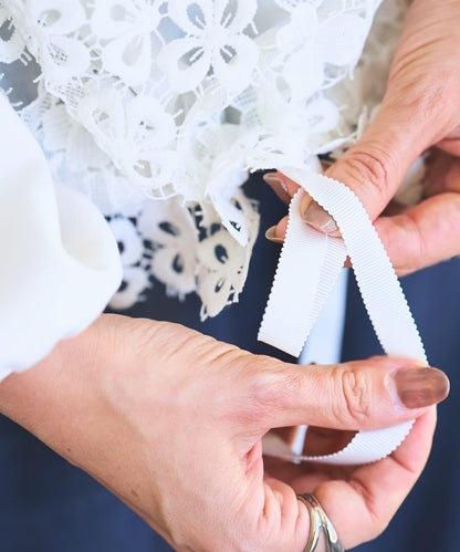 紙箱布拼接蕾絲下襬套頭衫