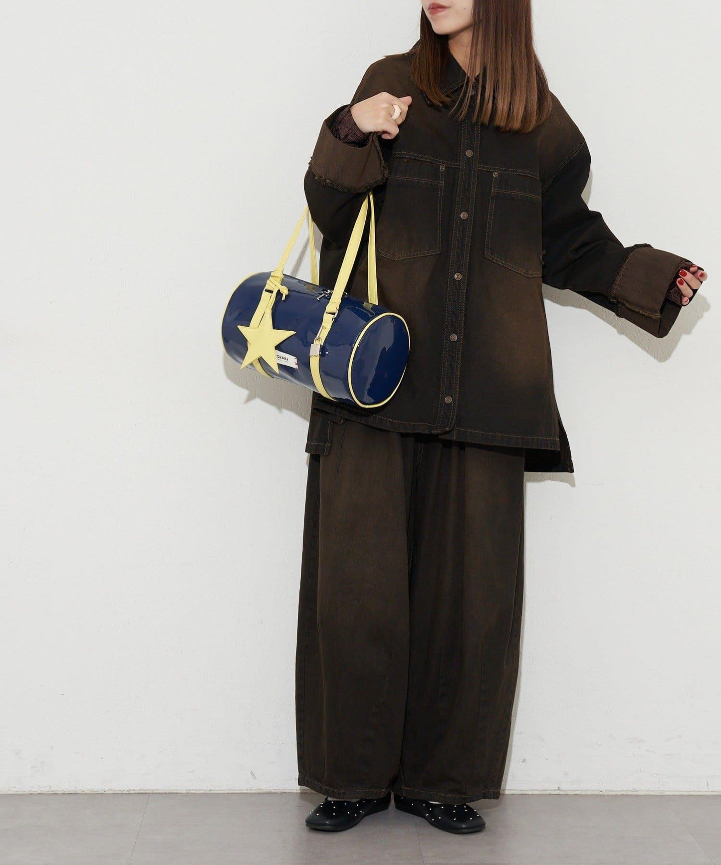 【GRAIN/グレイン】帶星形掛飾漆皮圓筒波士頓包