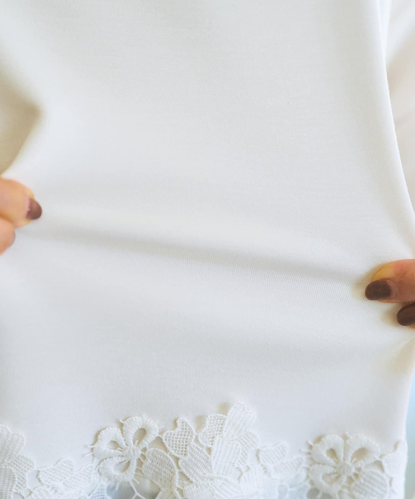 紙箱布拼接蕾絲下襬套頭衫