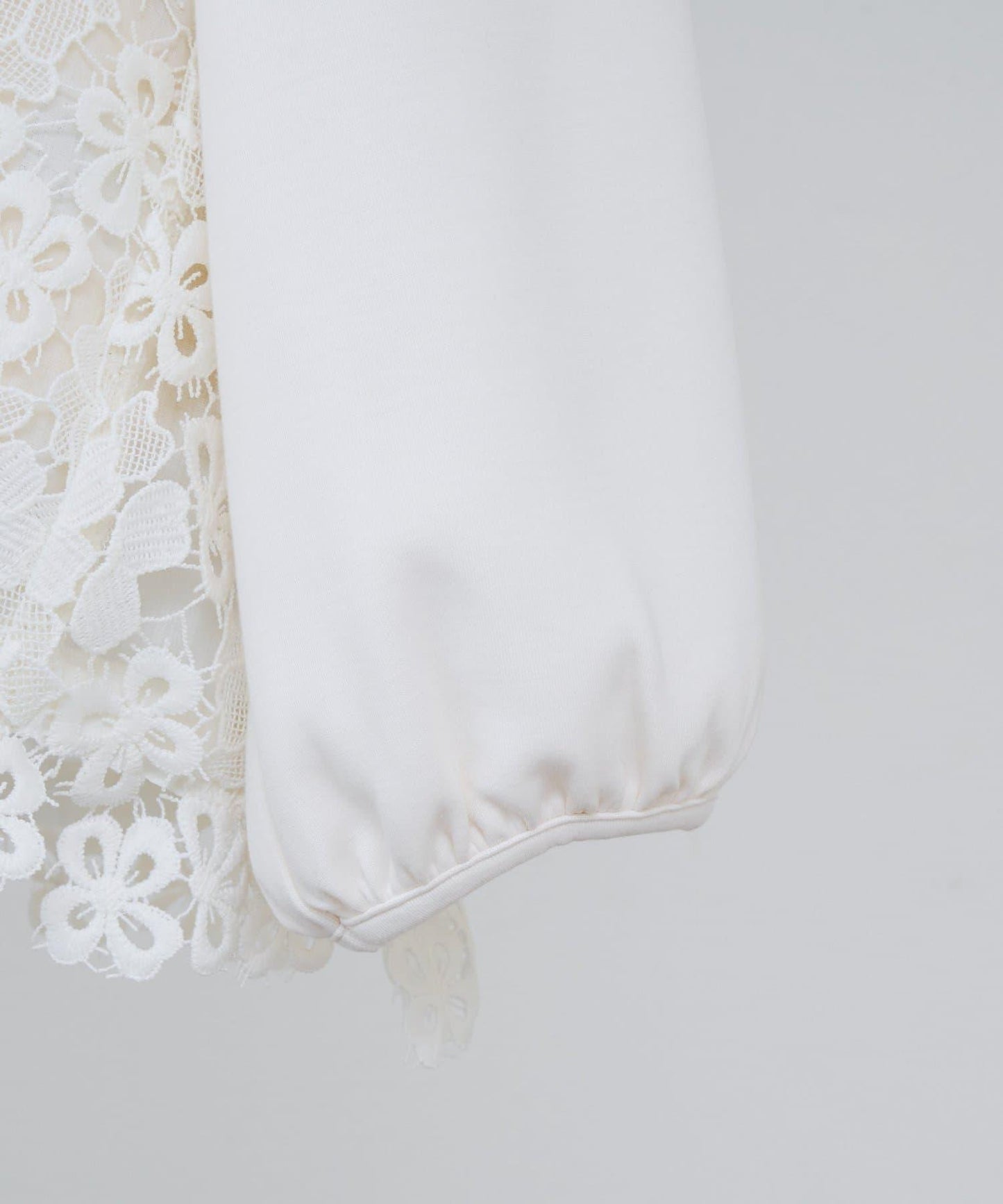 紙箱布拼接蕾絲下襬套頭衫