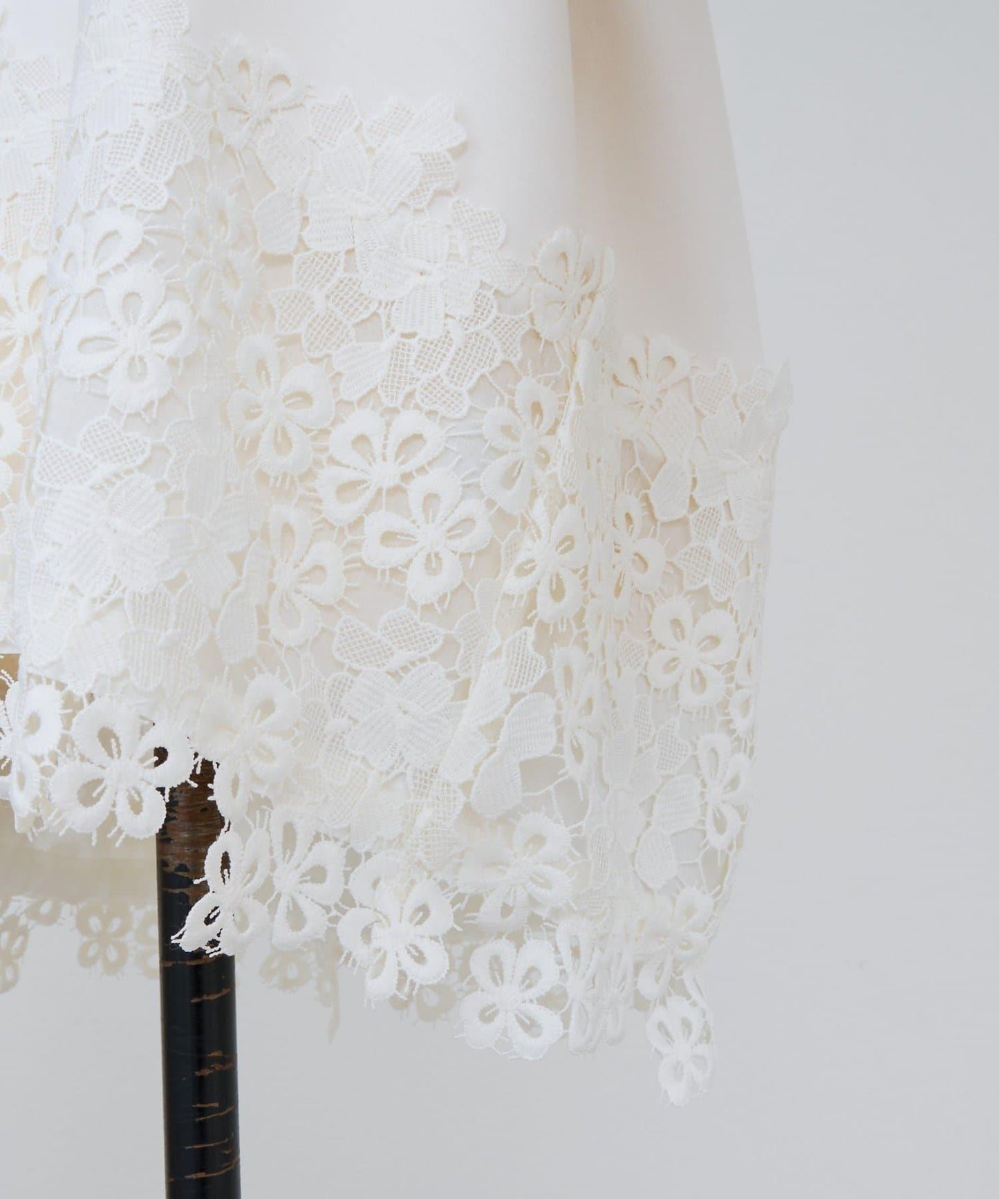 紙箱布拼接蕾絲下襬套頭衫