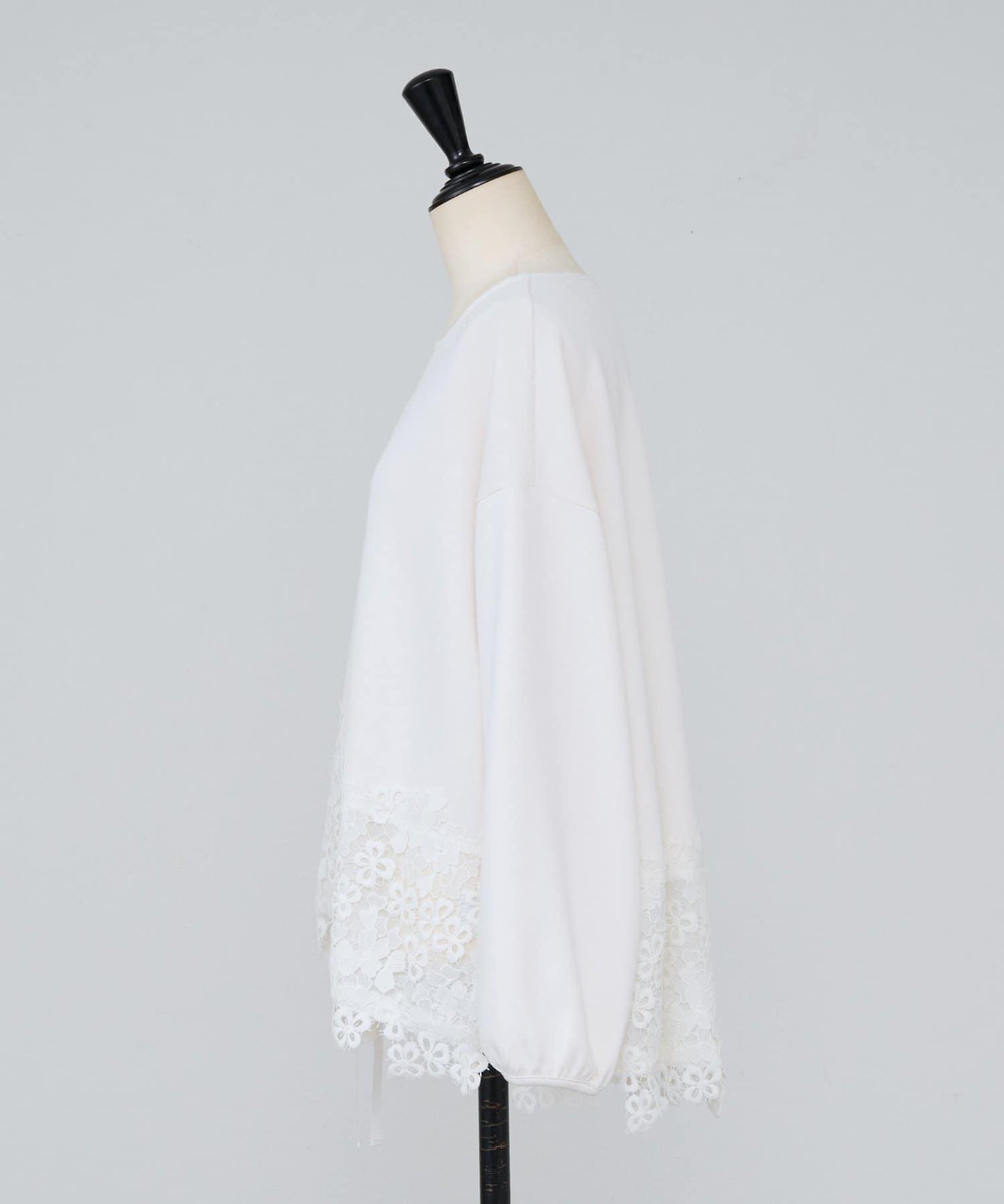 紙箱布拼接蕾絲下襬套頭衫