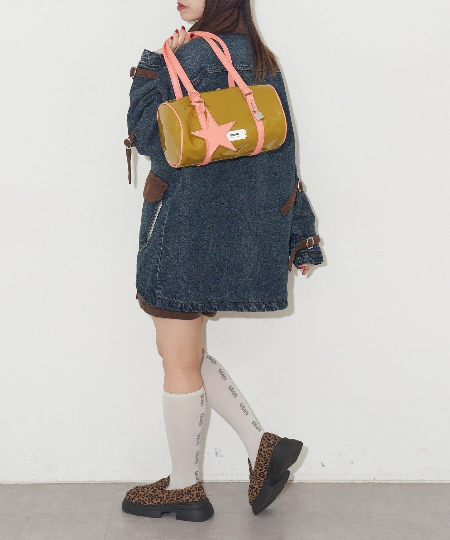 【GRAIN/グレイン】帶星形掛飾漆皮圓筒波士頓包