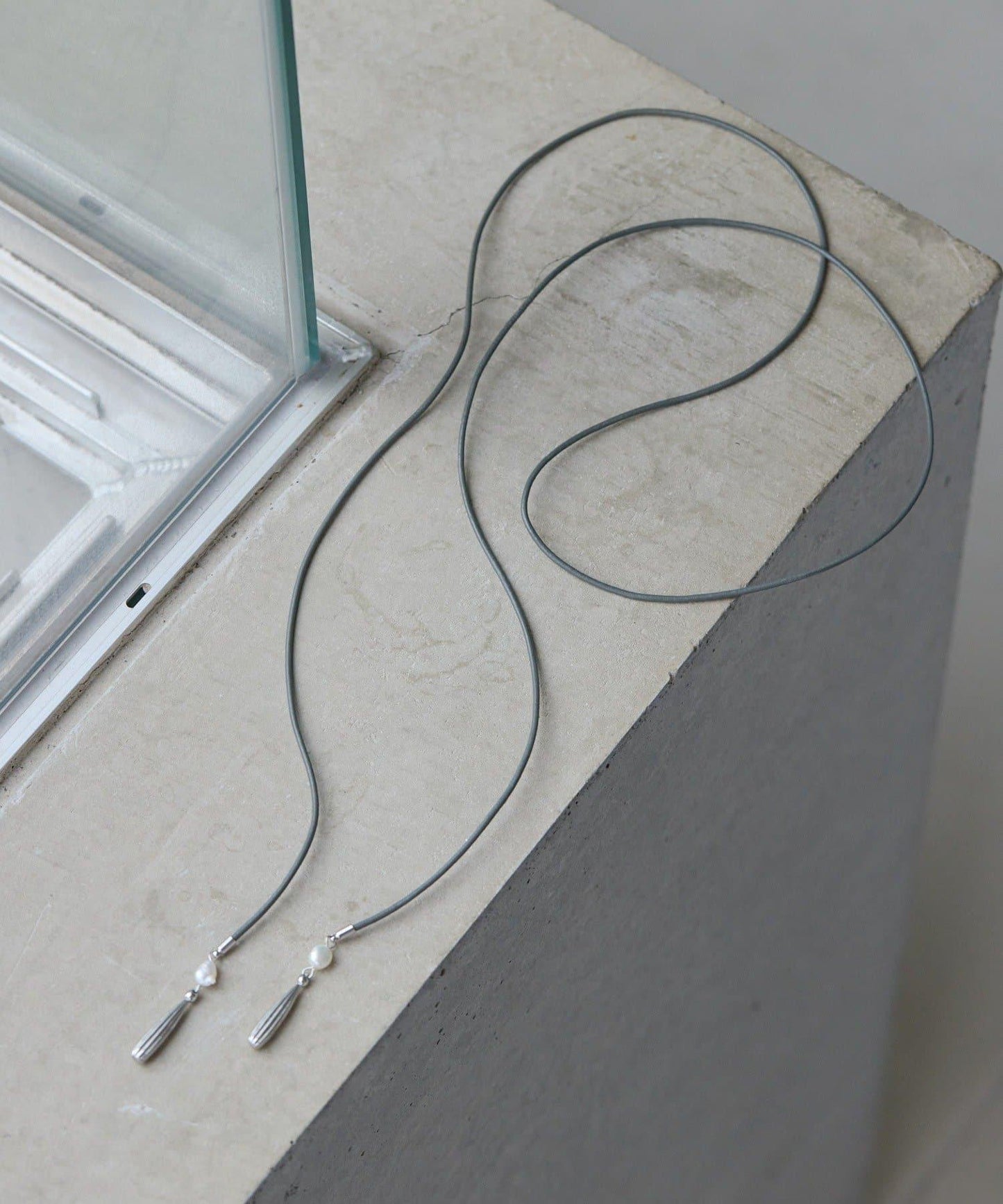 帶吊墜皮繩項鍊