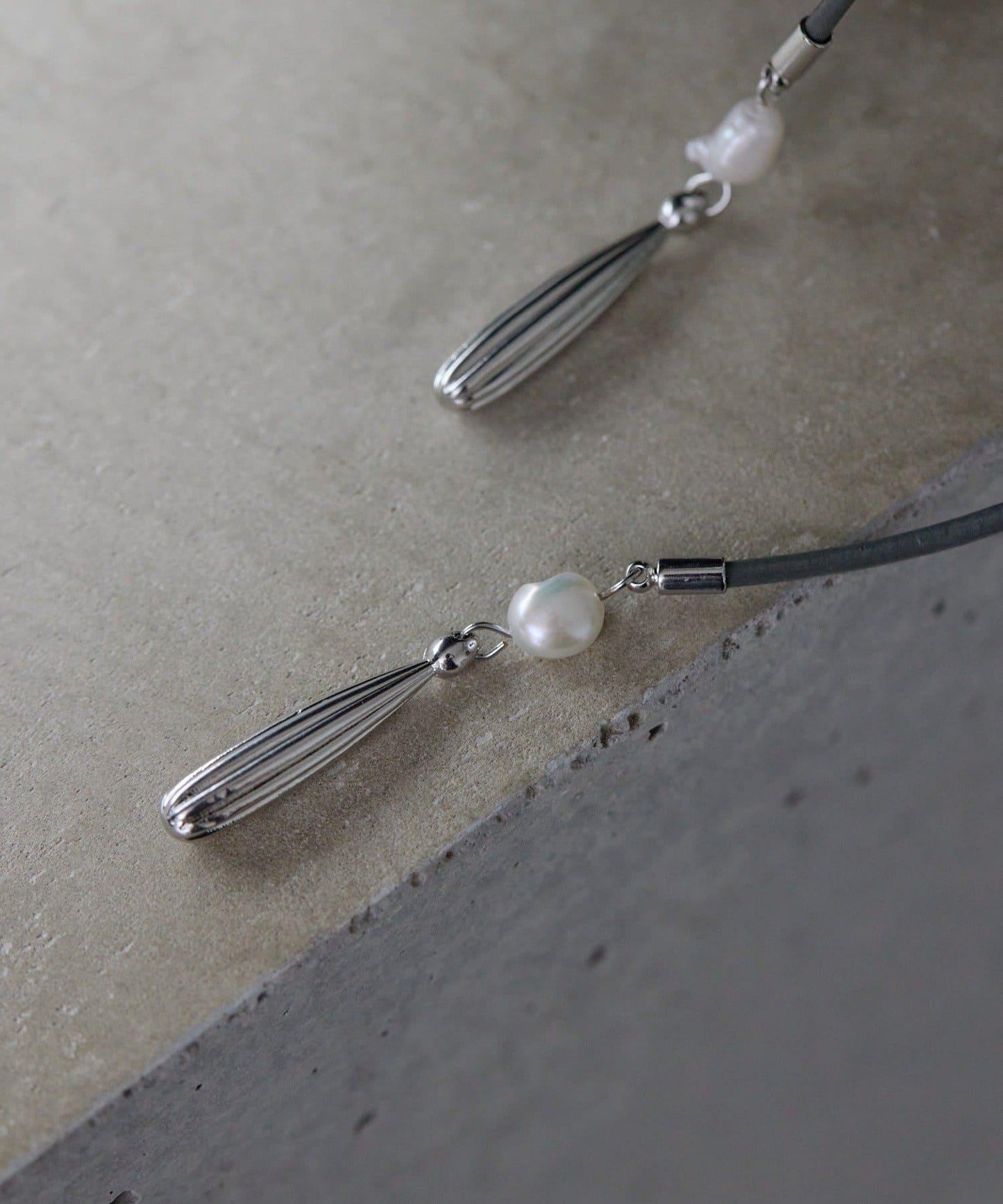 帶吊墜皮繩項鍊