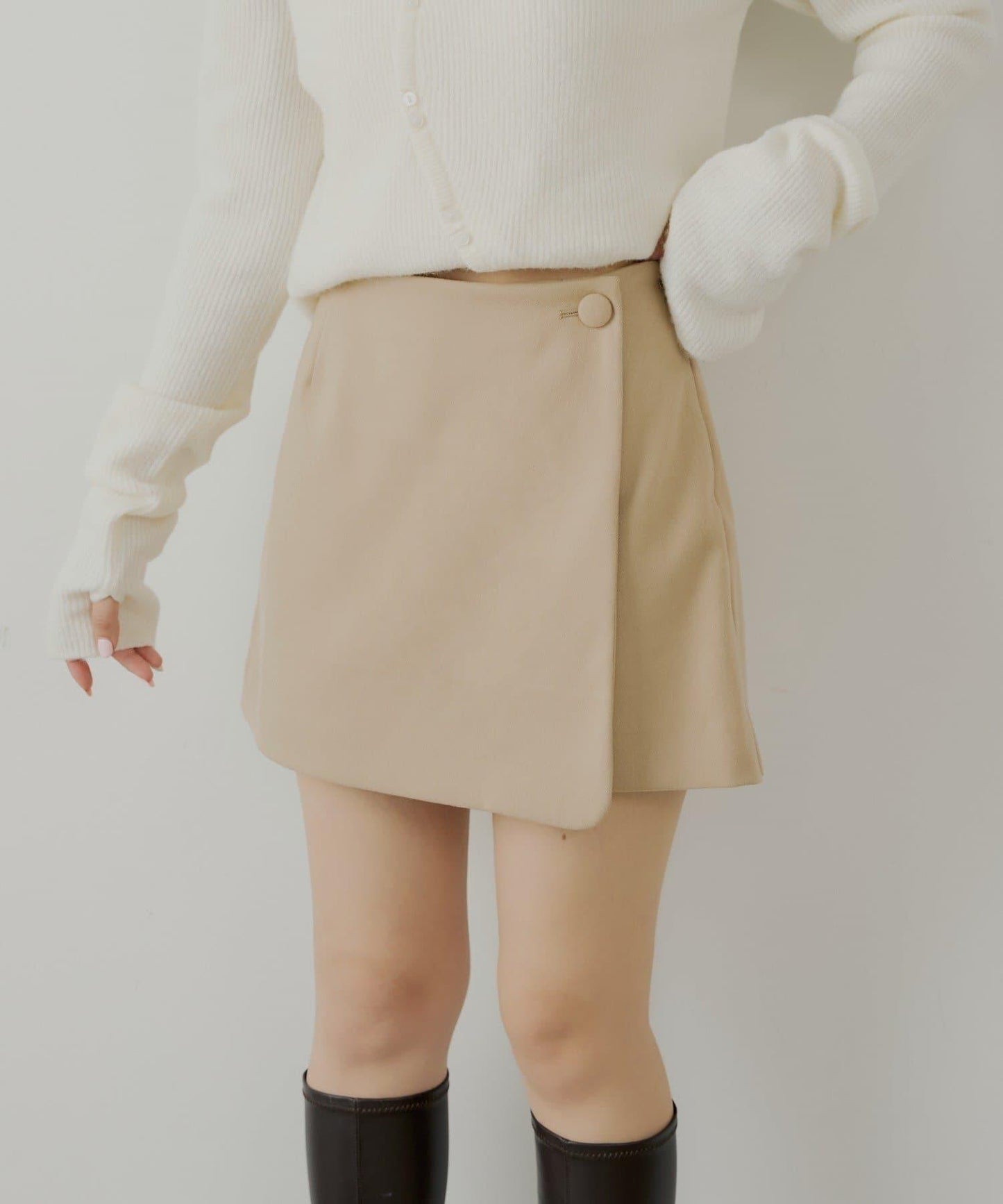 【Chico】前裹設計迷你裙褲