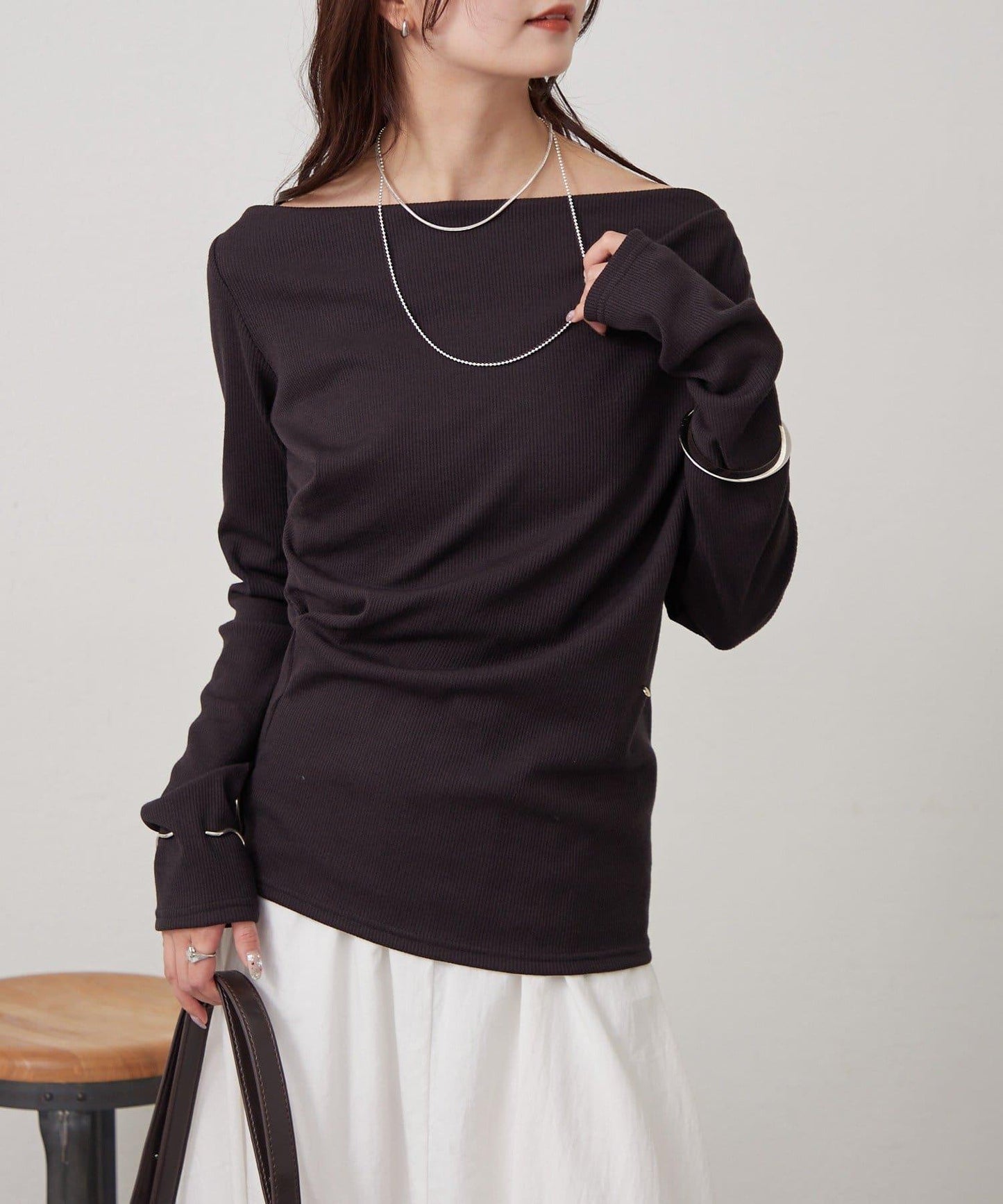 帶吊墜一字肩羅紋長袖T恤