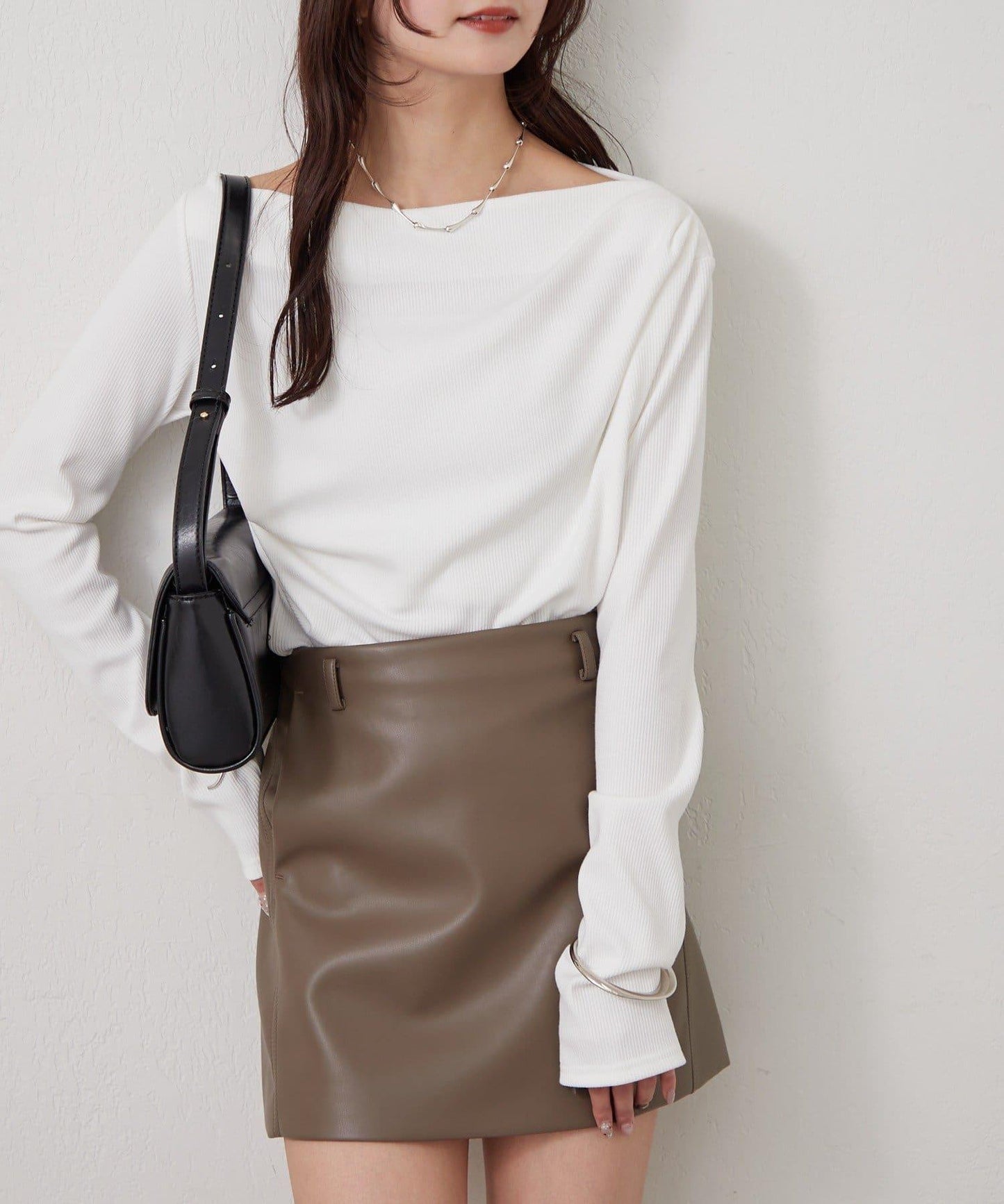 帶吊墜一字肩羅紋長袖T恤