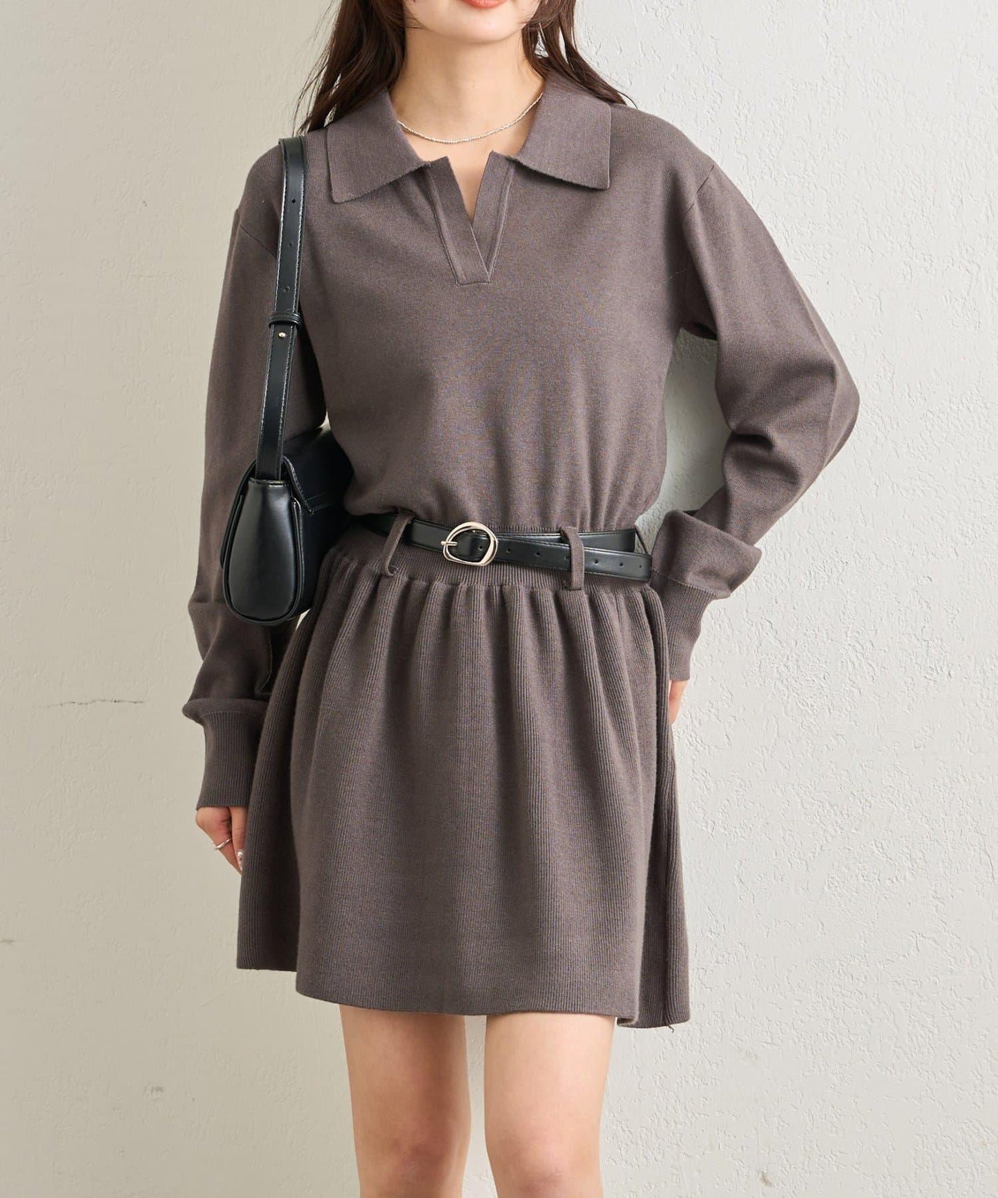 配腰帶針織翻領連衣裙