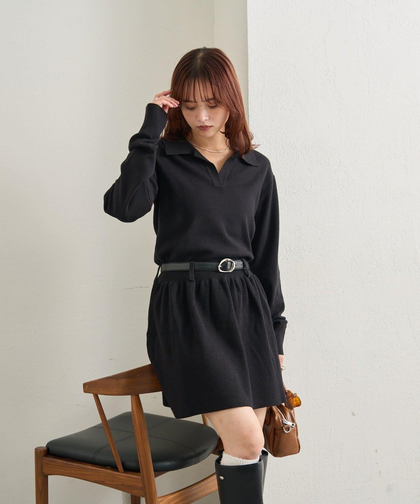 配腰帶針織翻領連衣裙