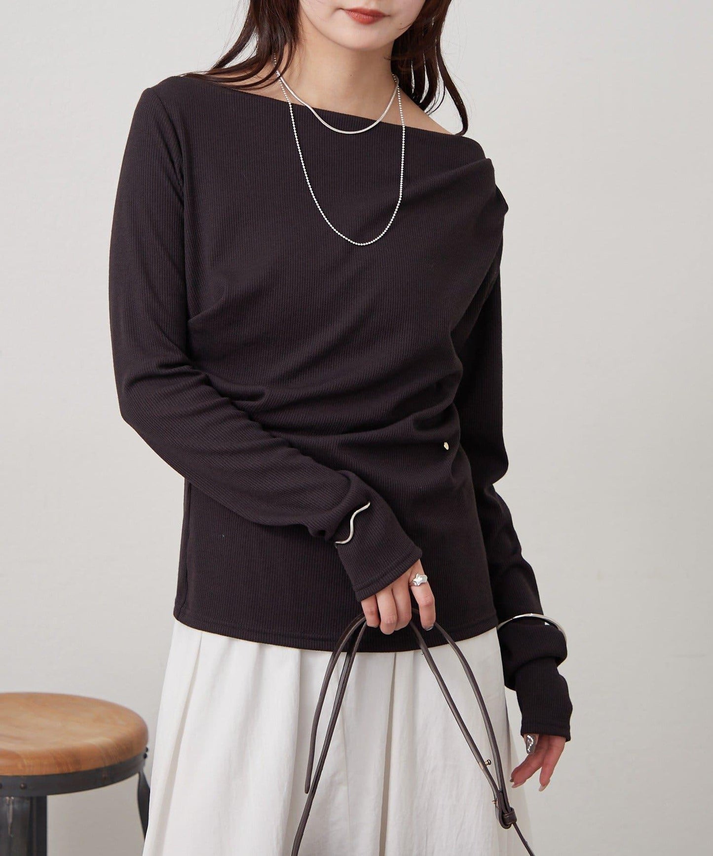 帶吊墜一字肩羅紋長袖T恤