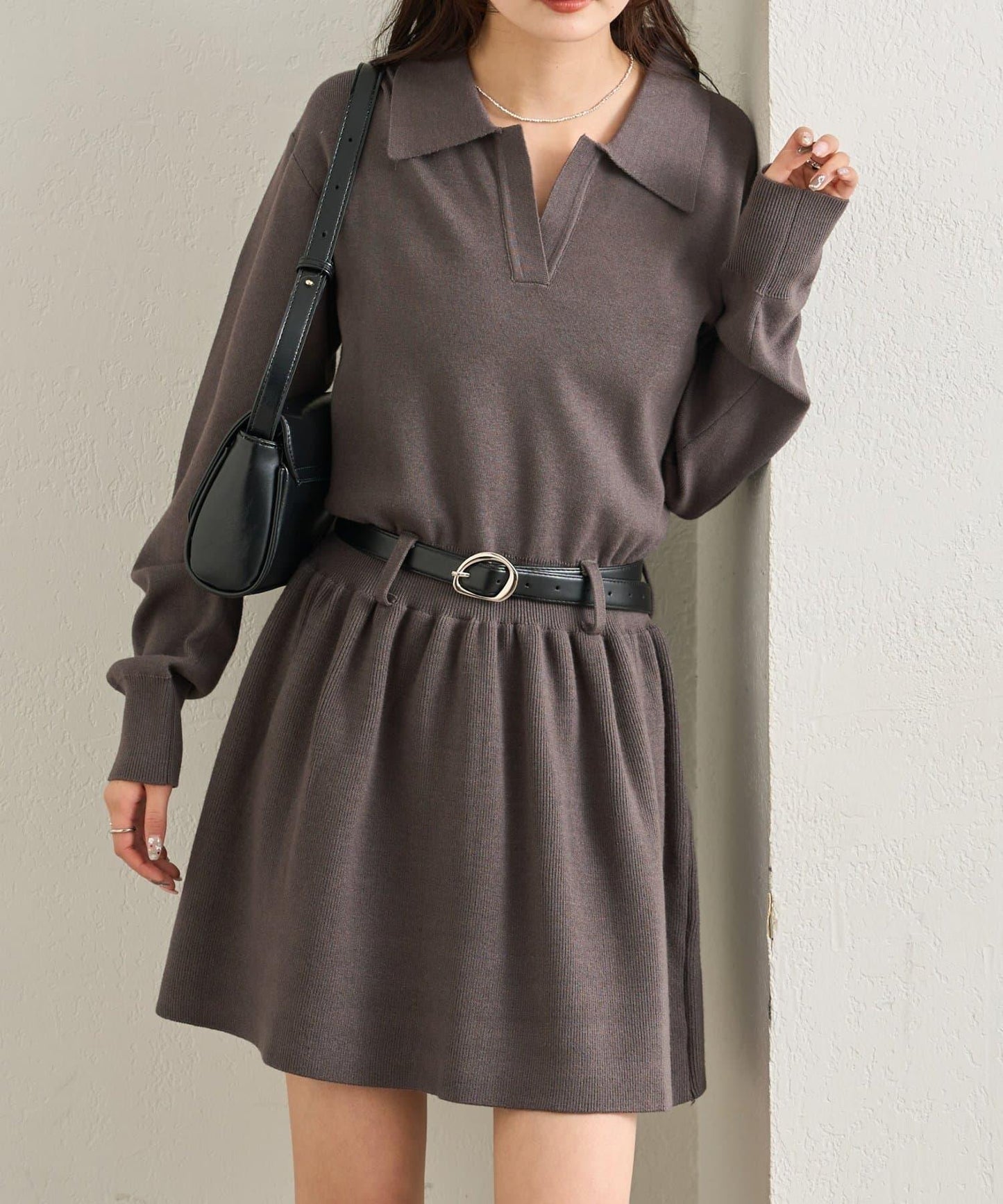 配腰帶針織翻領連衣裙