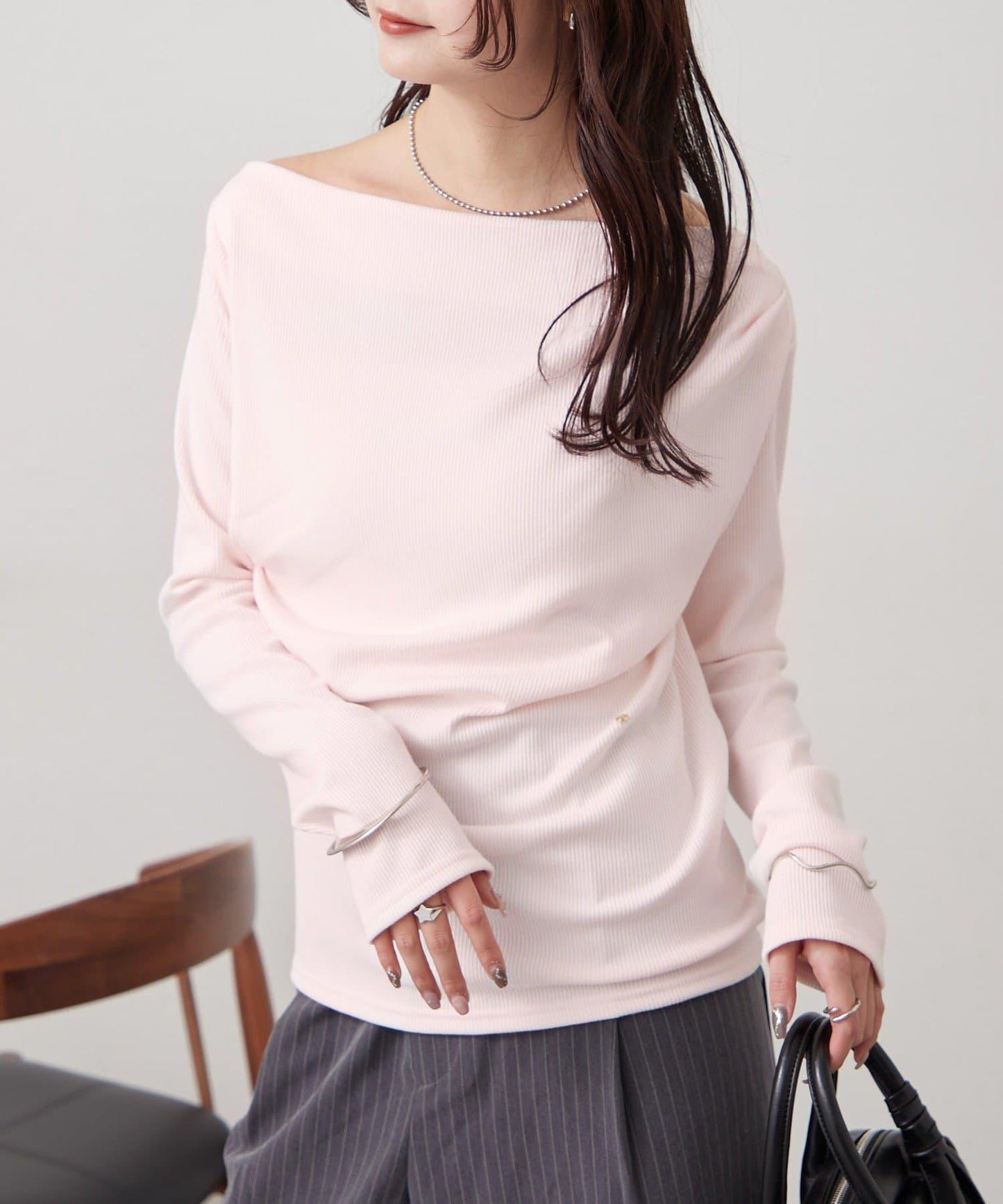 帶吊墜一字肩羅紋長袖T恤