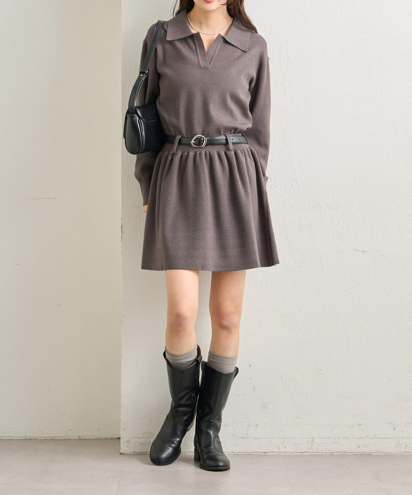 配腰帶針織翻領連衣裙