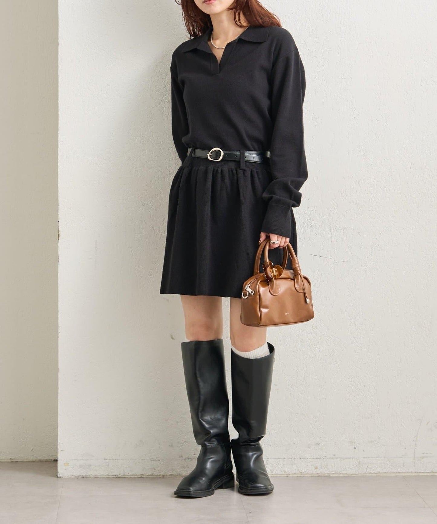 配腰帶針織翻領連衣裙