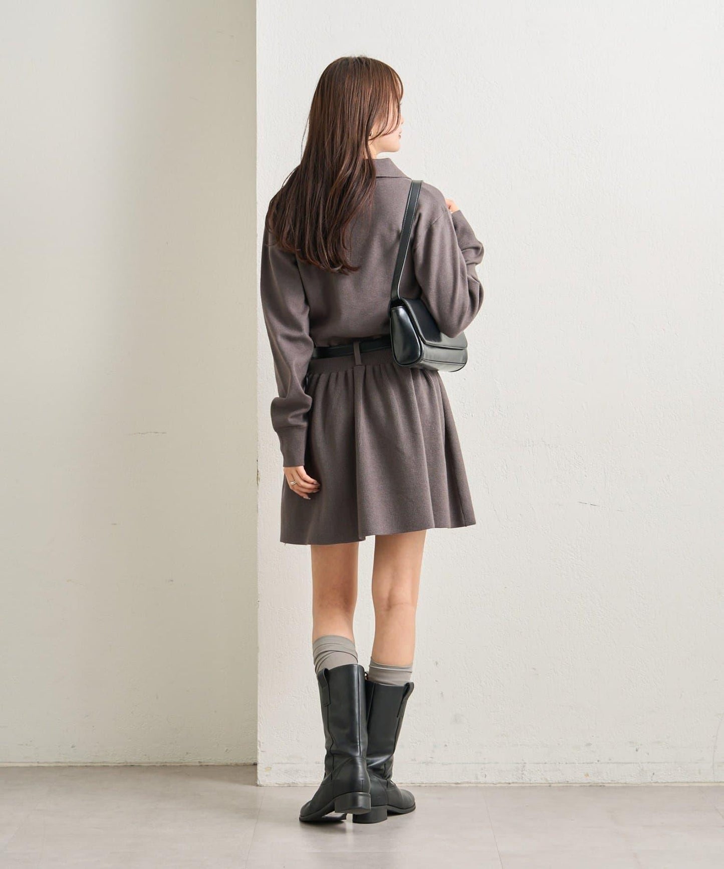 配腰帶針織翻領連衣裙