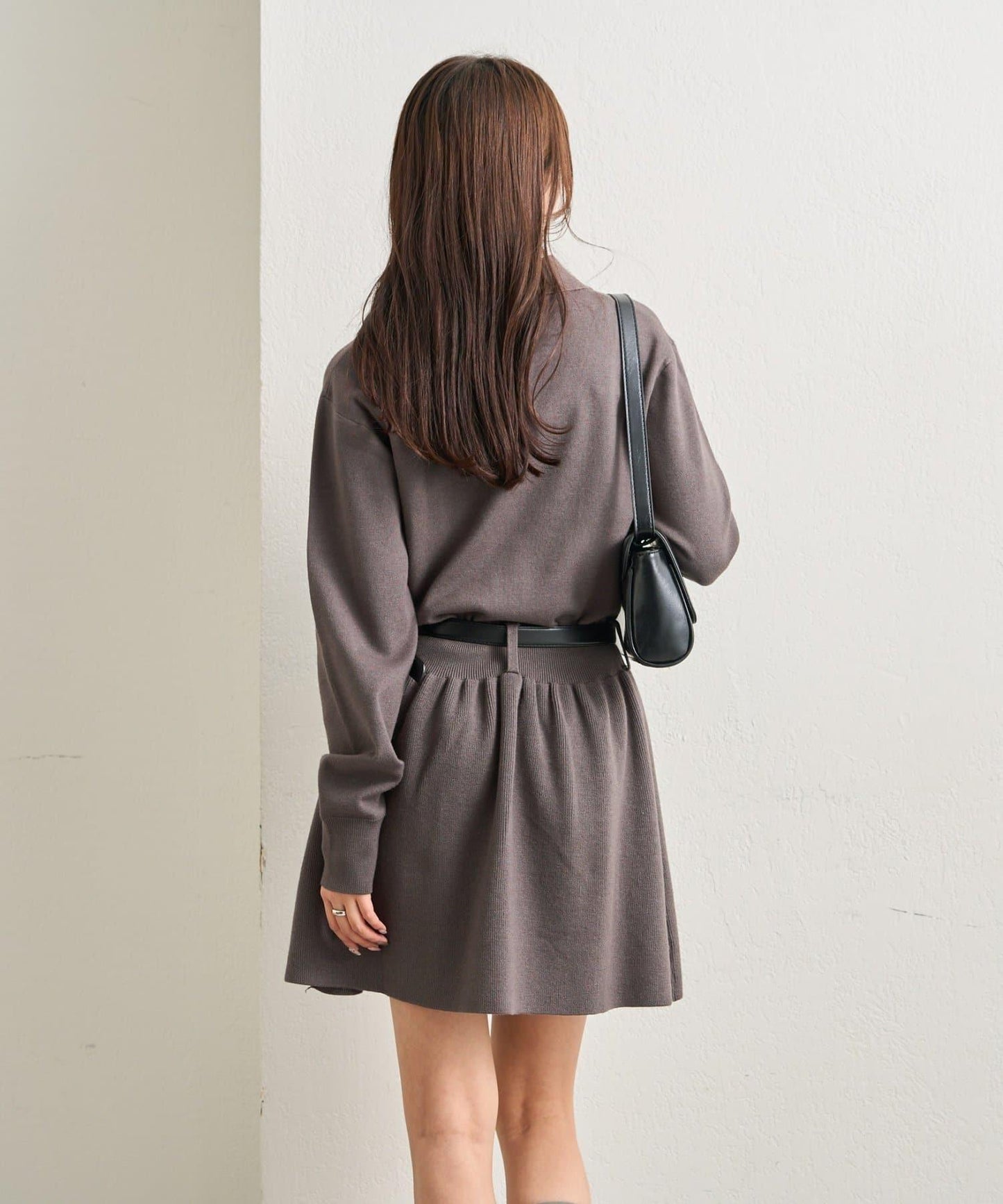 配腰帶針織翻領連衣裙