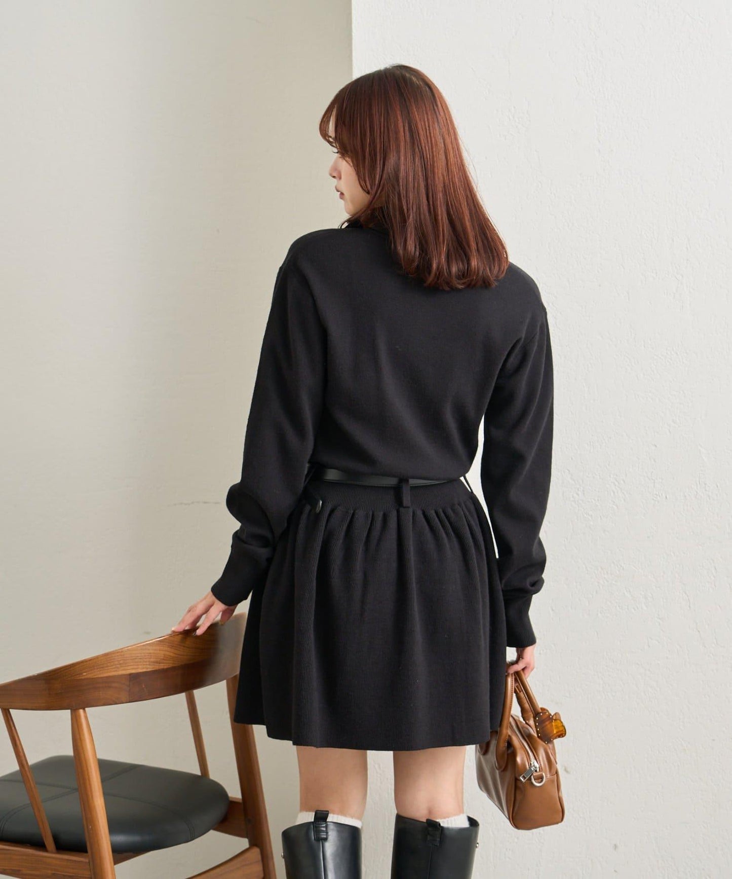 配腰帶針織翻領連衣裙