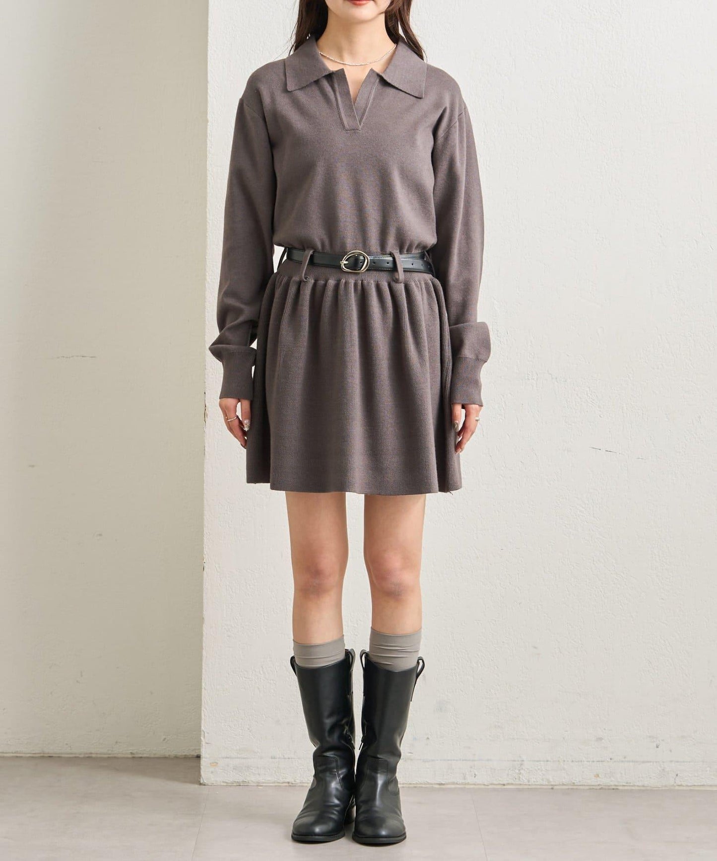 配腰帶針織翻領連衣裙