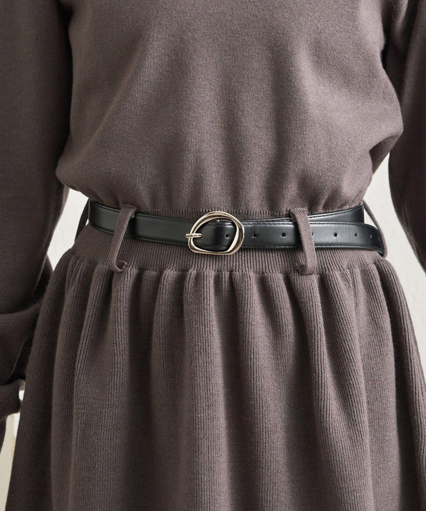 配腰帶針織翻領連衣裙