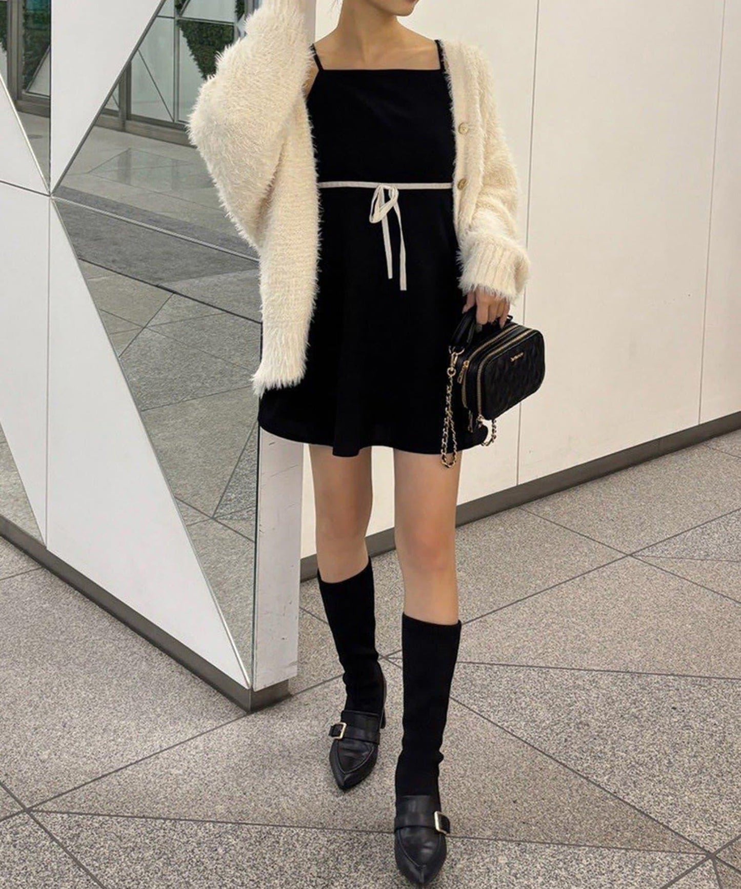 後背繫帶蕾絲吊帶連衣裙