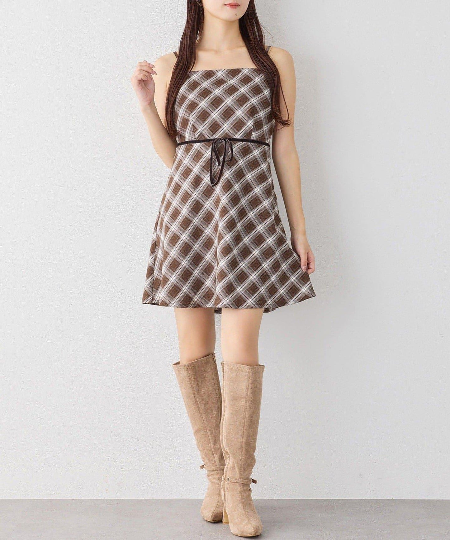 後背繫帶蕾絲吊帶連衣裙