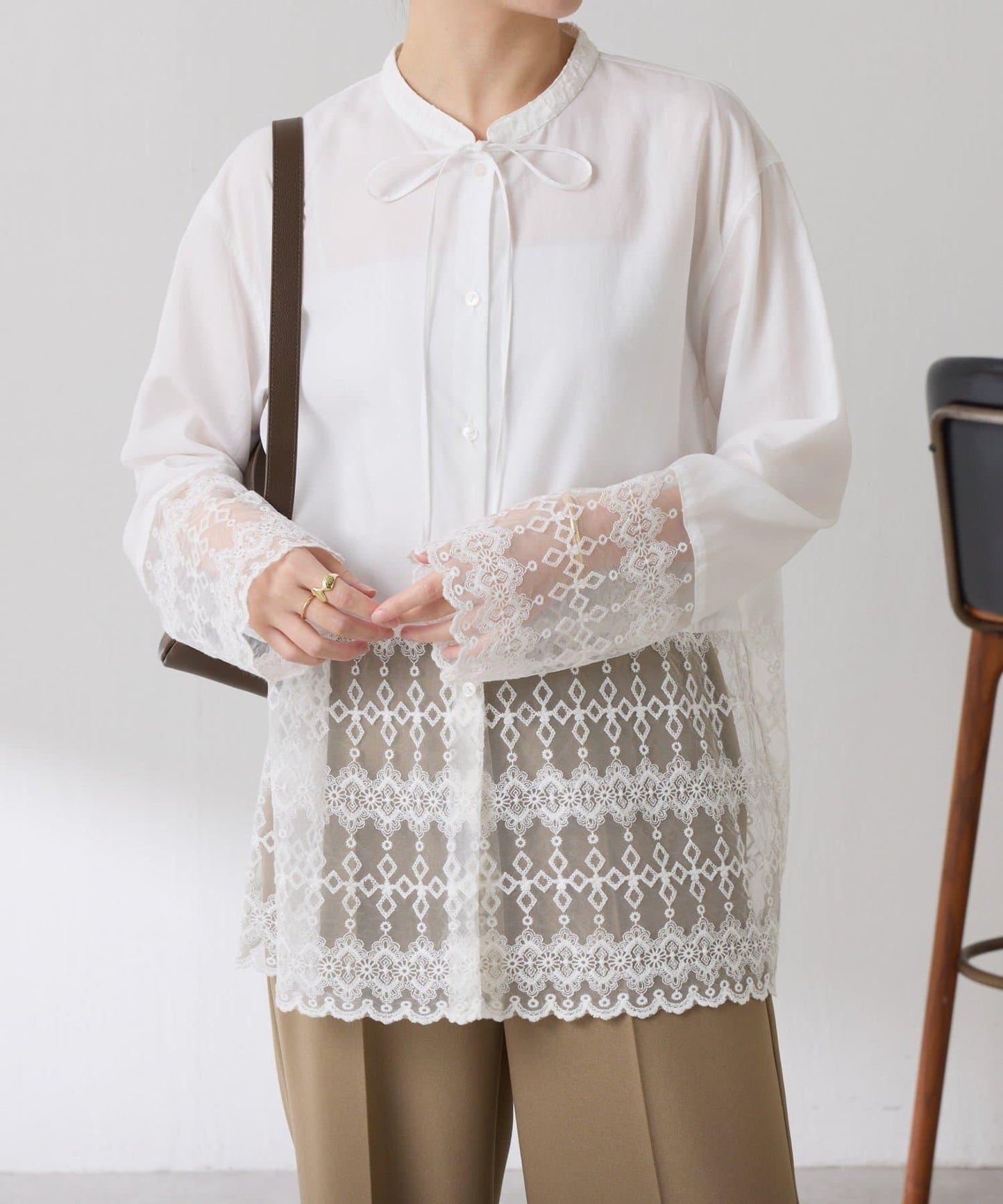 【推薦疊穿】蝴蝶結領下襬蕾絲拼接襯衫