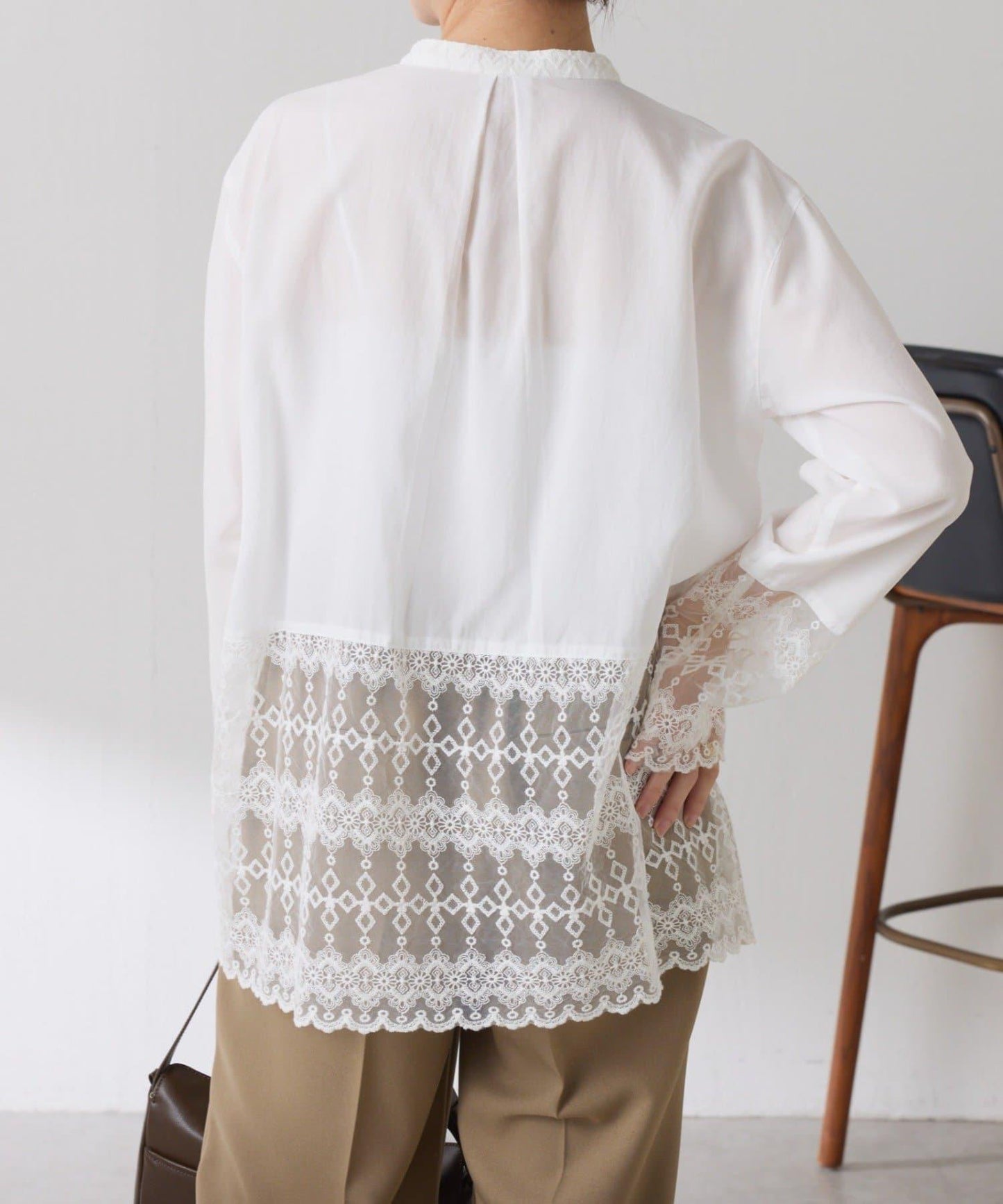 【推薦疊穿】蝴蝶結領下襬蕾絲拼接襯衫