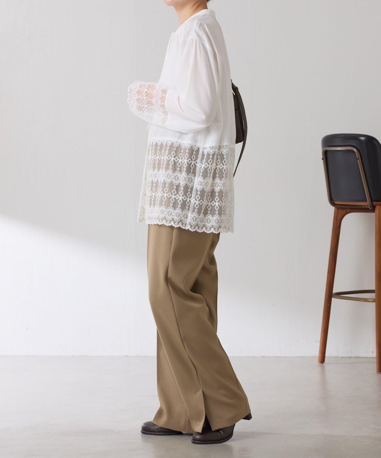 【推薦疊穿】蝴蝶結領下襬蕾絲拼接襯衫