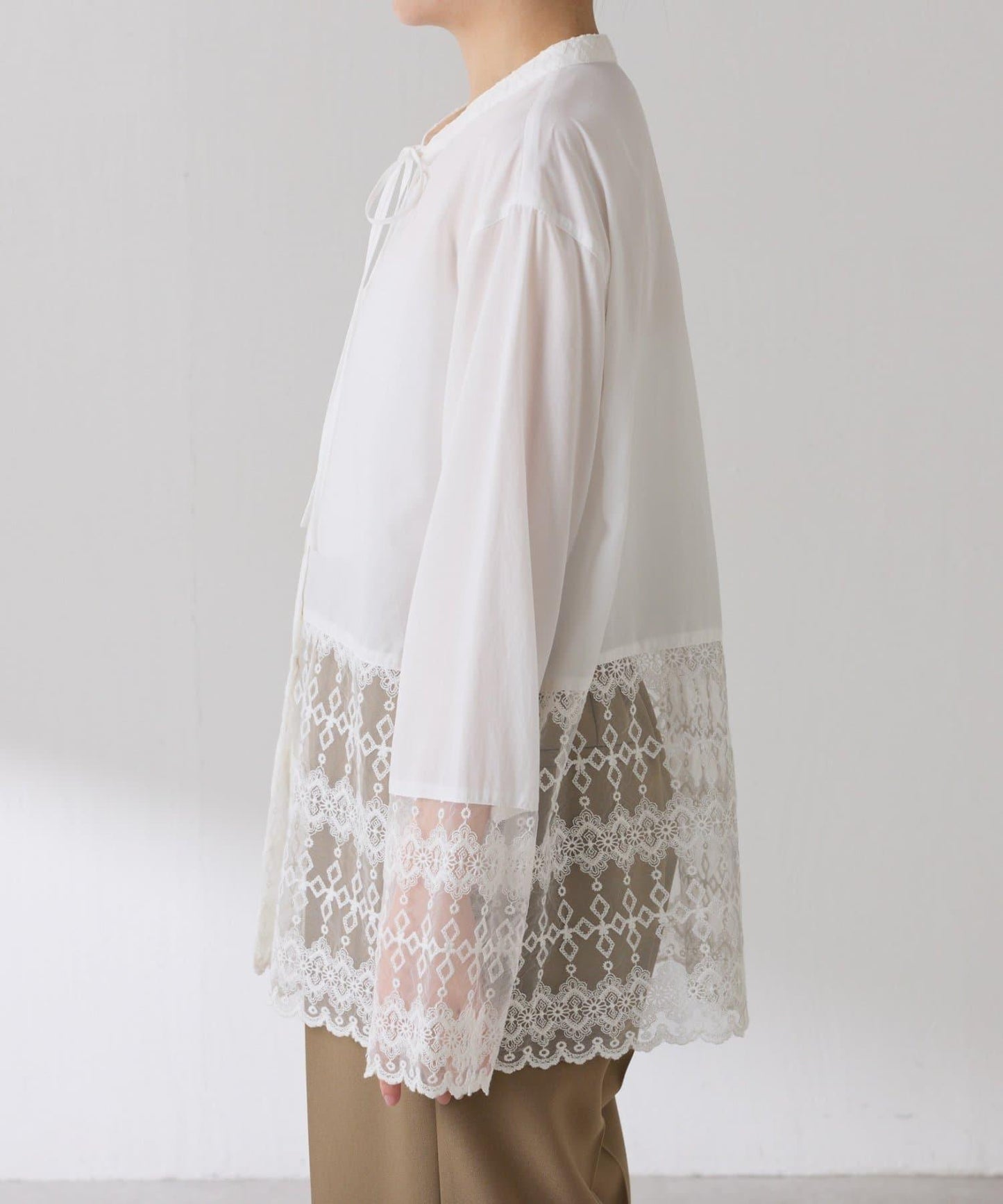 【推薦疊穿】蝴蝶結領下襬蕾絲拼接襯衫