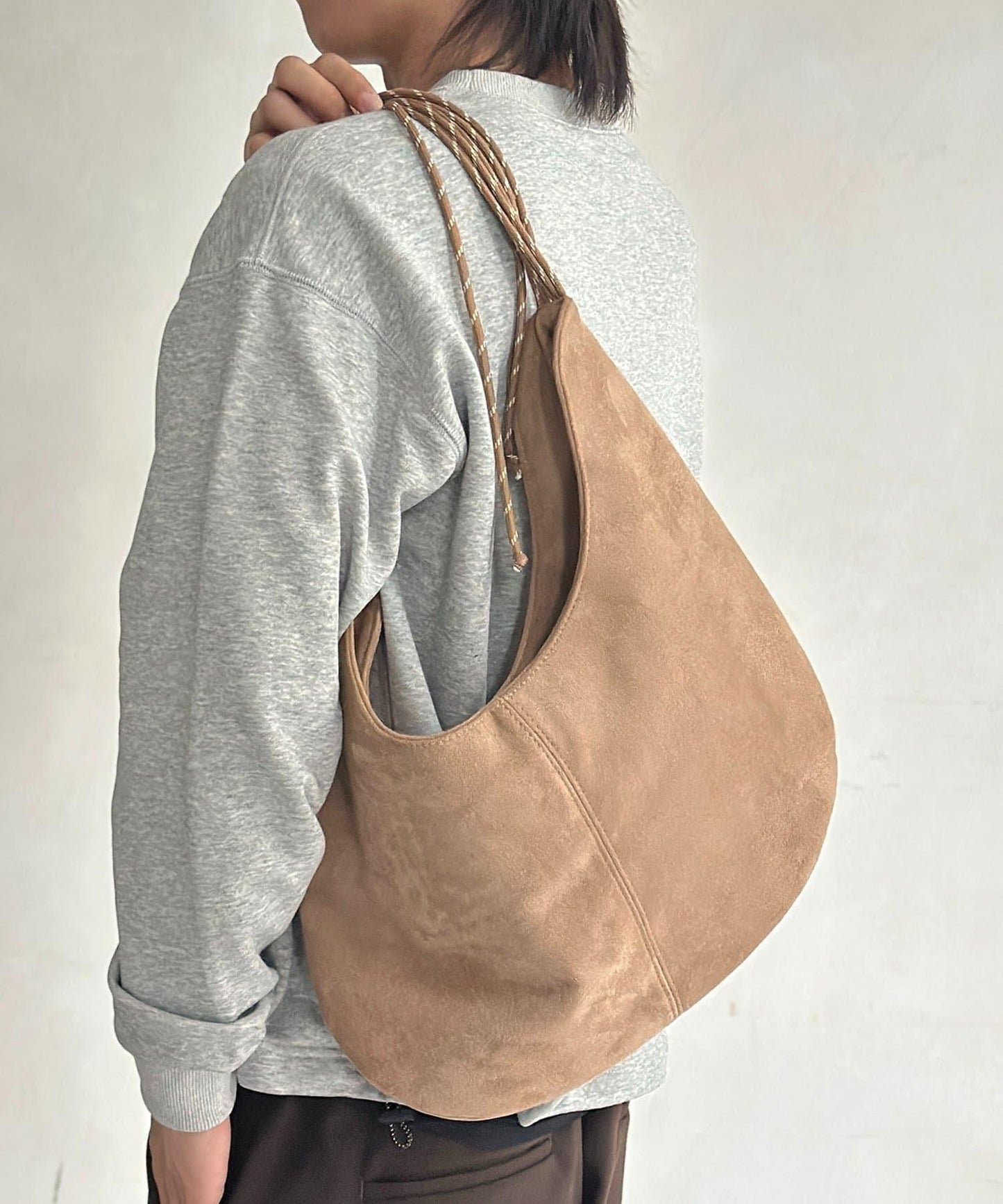 仿麂皮抽繩斜挎包